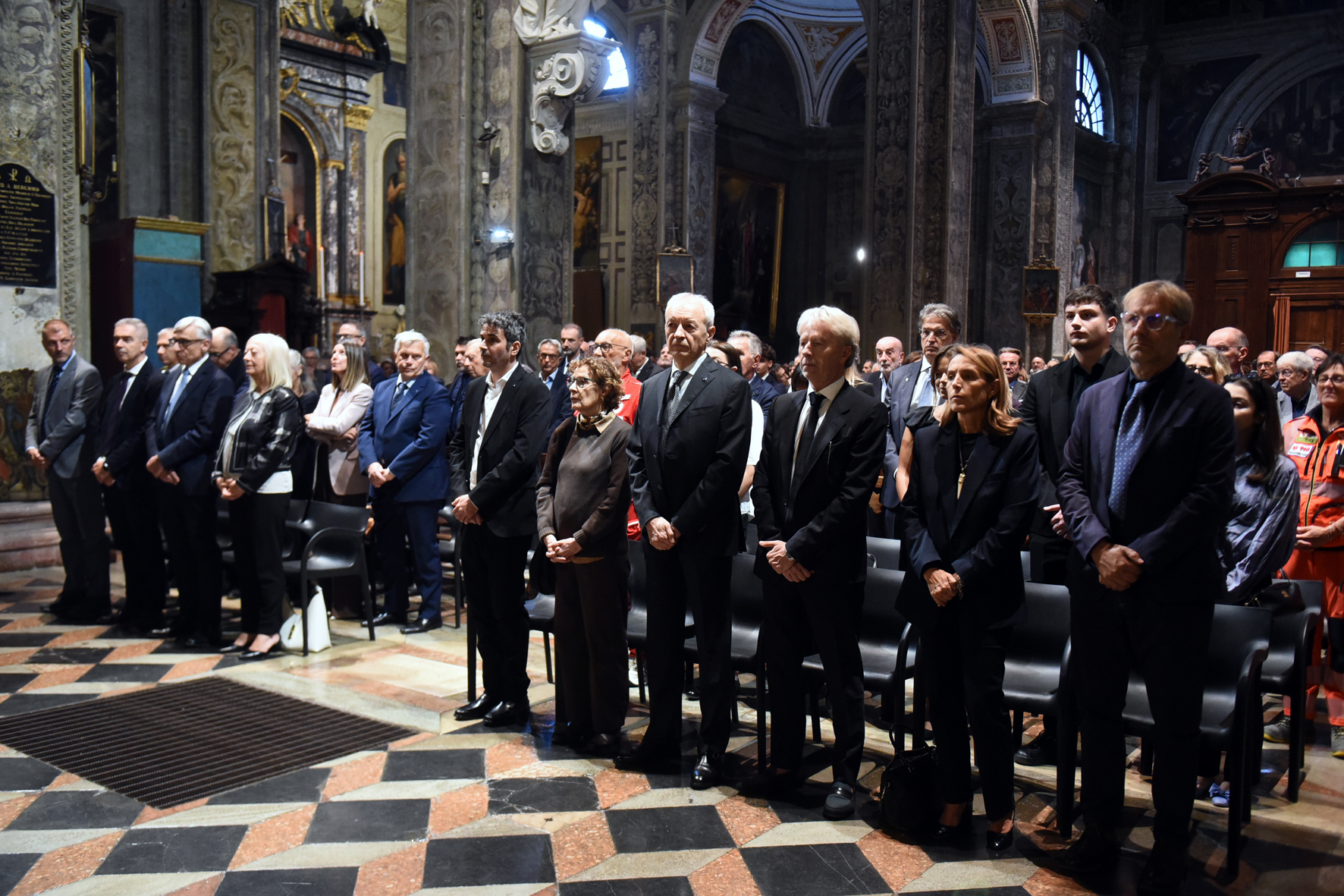Alla funzione hanno partecipato famigliari del Presidente Nenna, le massime autorità cittadine, vertici, dipendenti, soci e clienti della Banca