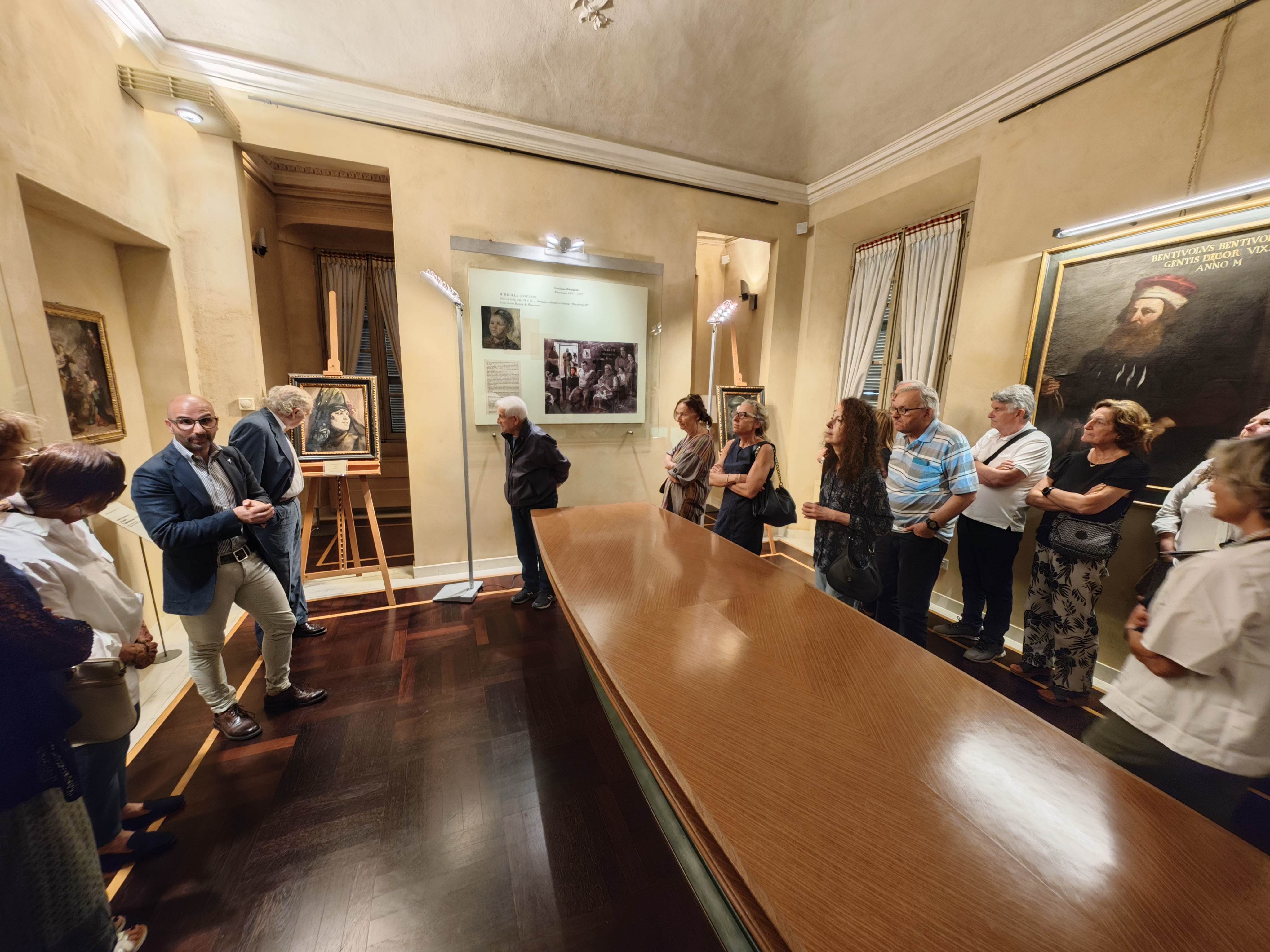 Antonio Iommelli illustra i due quadri di Ricchetti acquistati dalla Banca