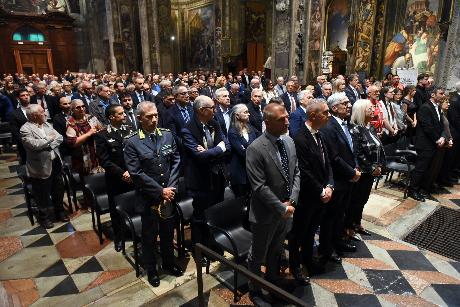 Centinaia di persone hanno partecipato alla messa di suffragio