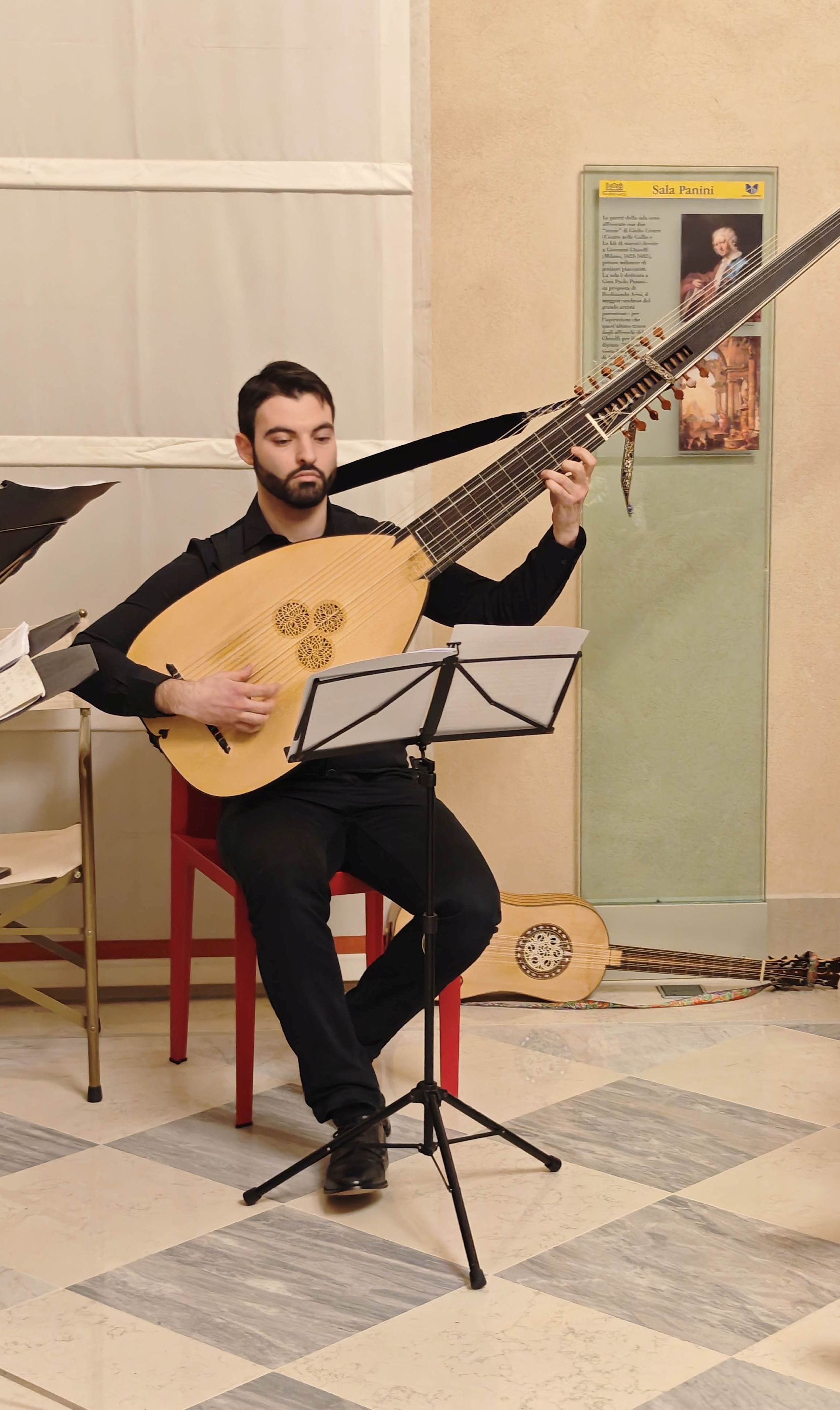 Dario Landi con l'arciliuto