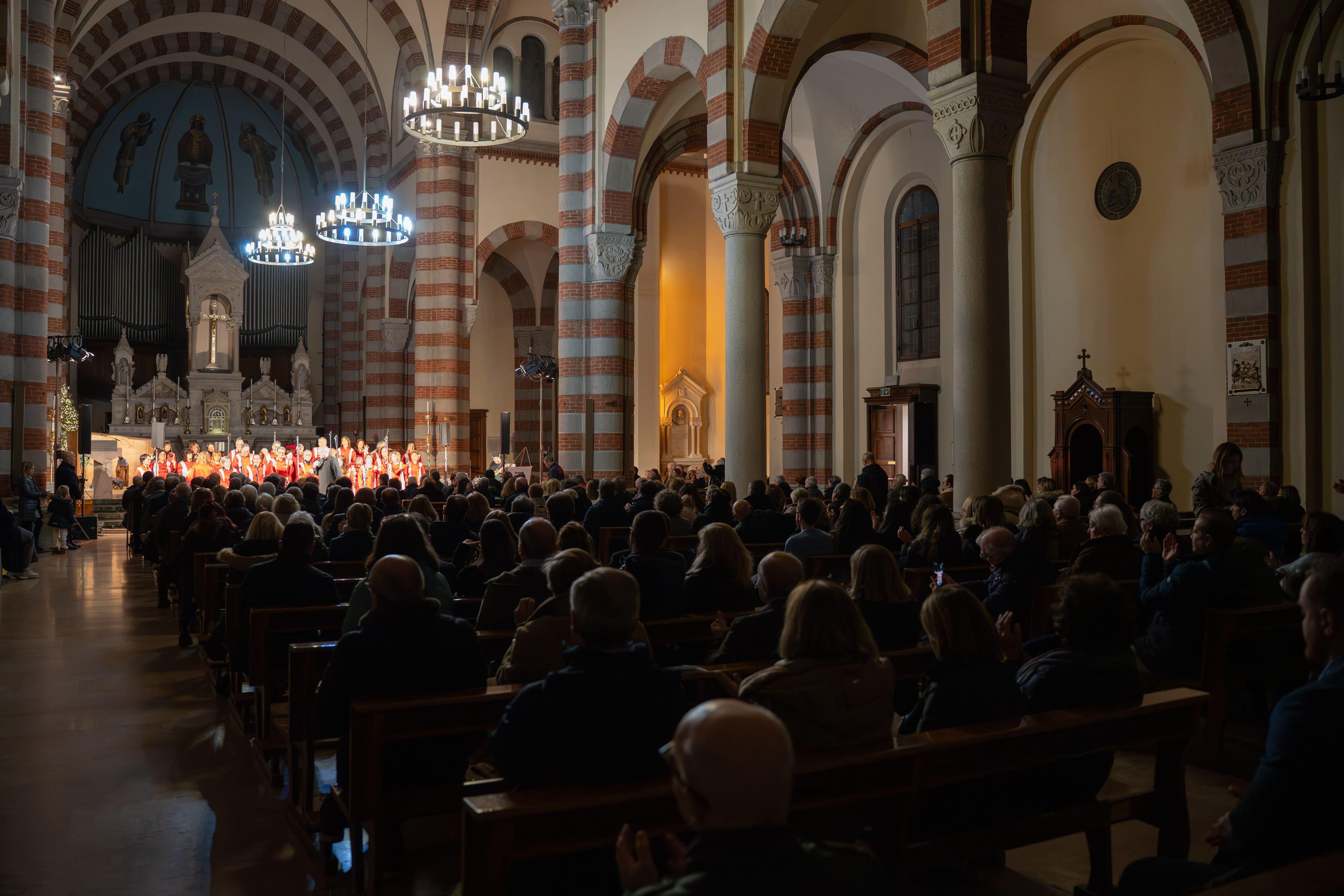 Gremita la chiesa di San Pietro in Sala di Milano