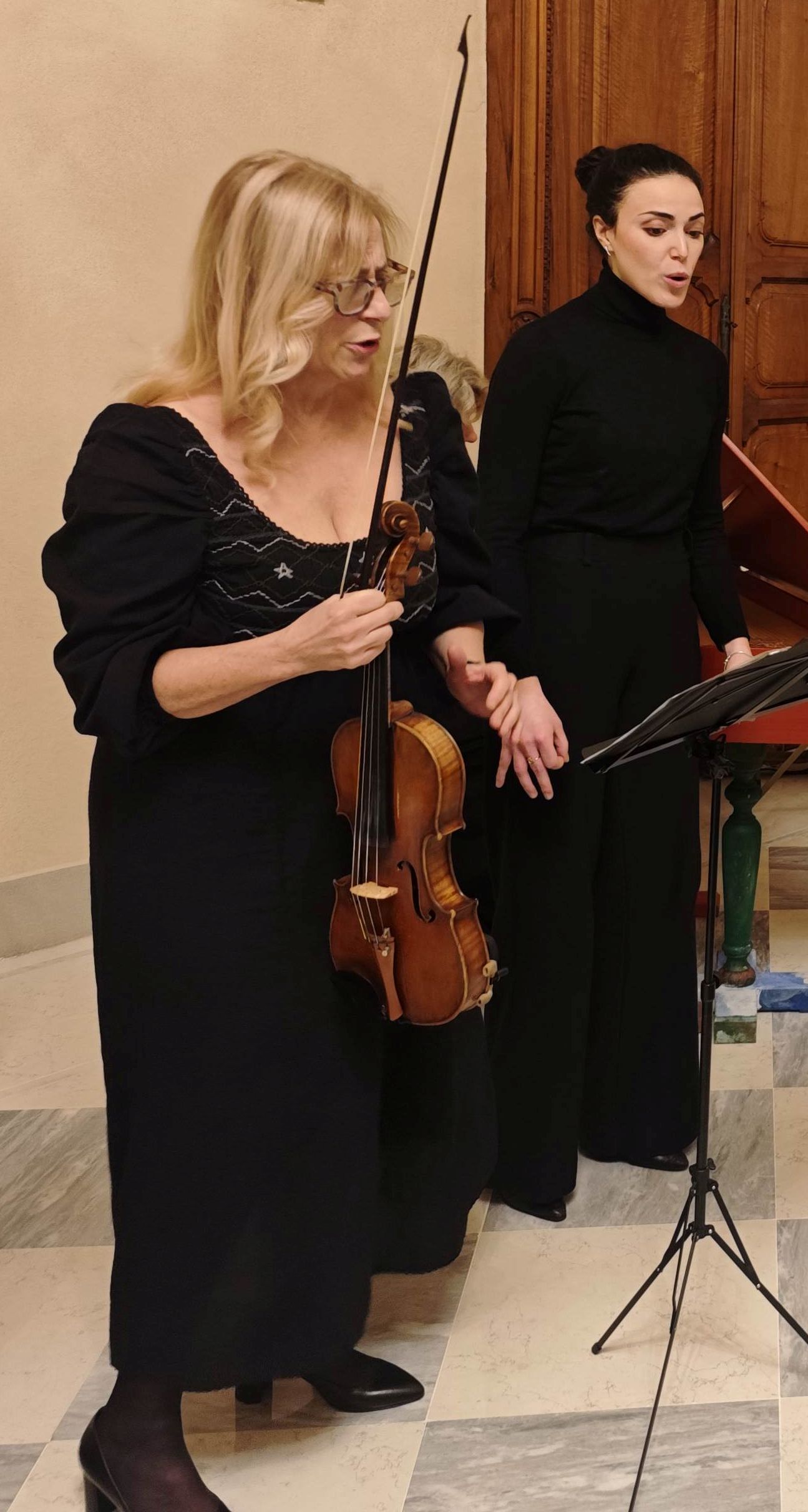 La cantante Anna Perotti (a destra)