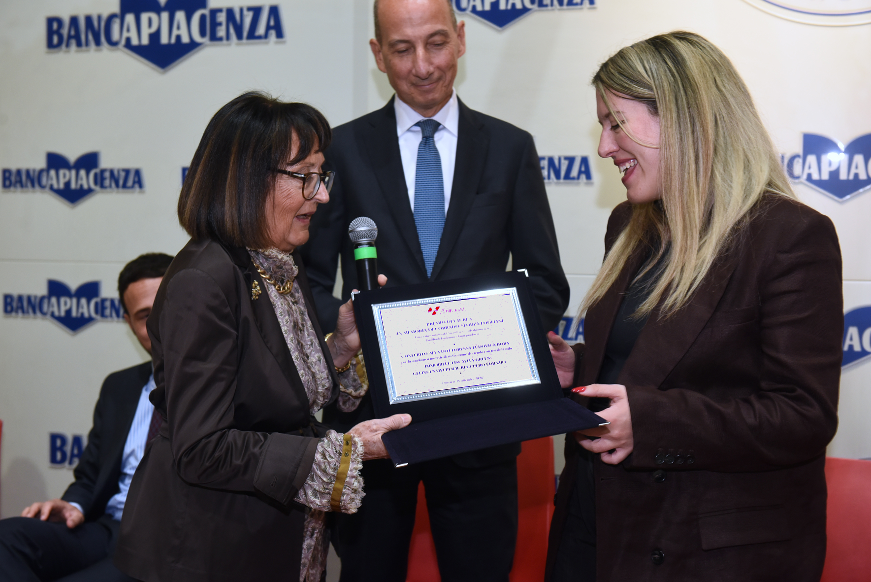 La consegna del premio di laurea alla dottoressa Ludovica Bora