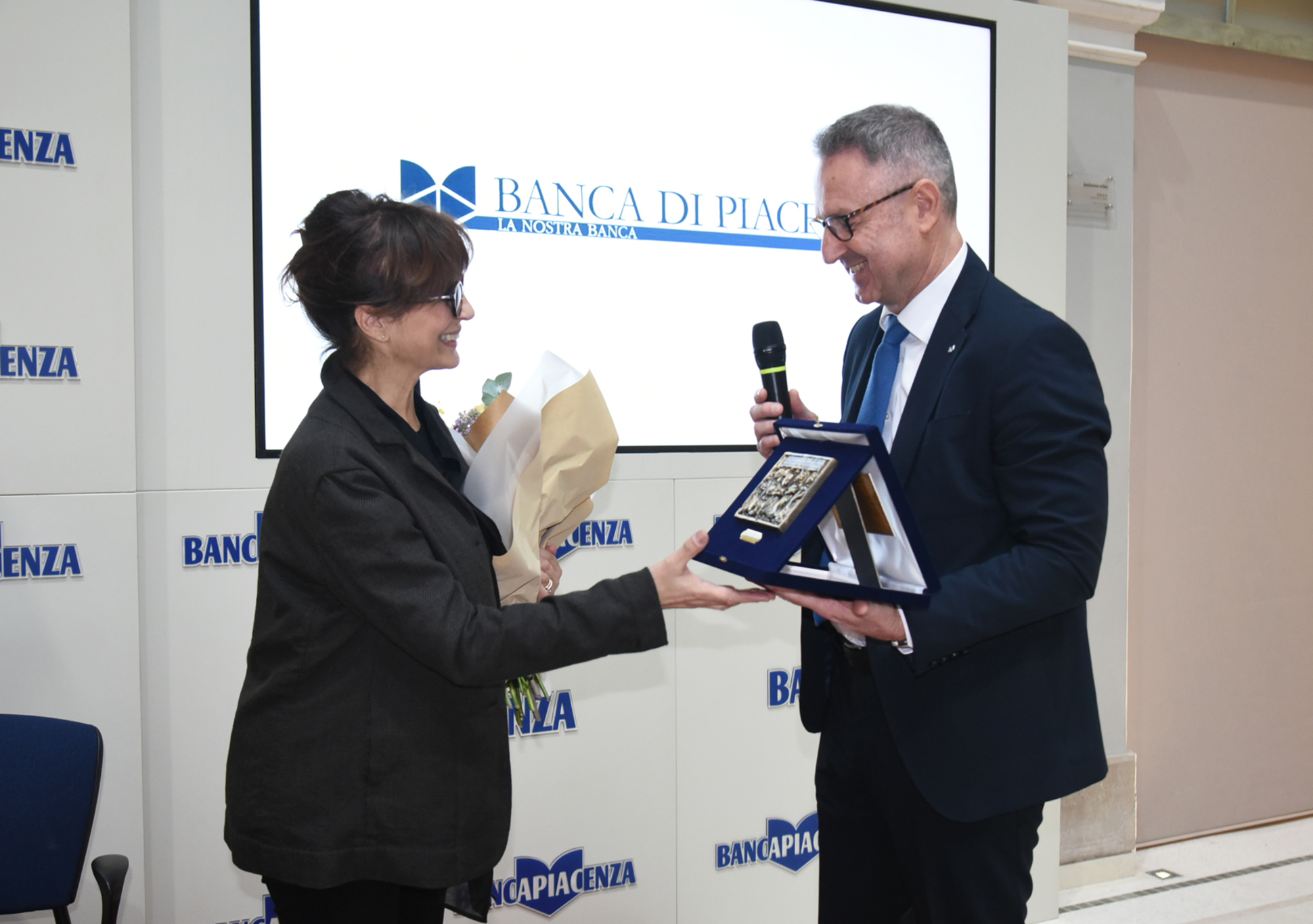 Laura Morante riceve la Targa del Benvegnu da Lodovico Mazzoni