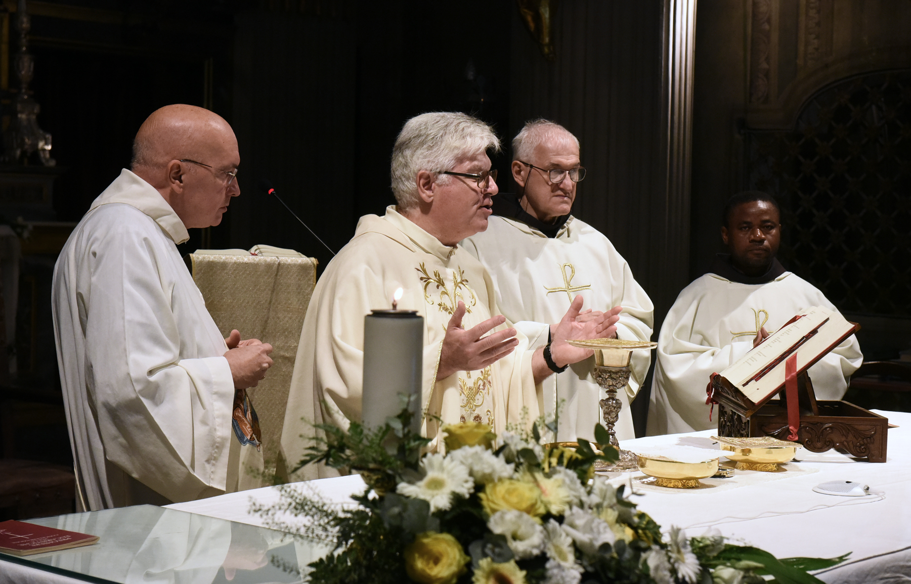 Un momento della messa; da sinistra il diacono Franco Fernandi, il celebrante don Davide Maloberti, padre Secondo Ballati e padre Pascal Lushuli