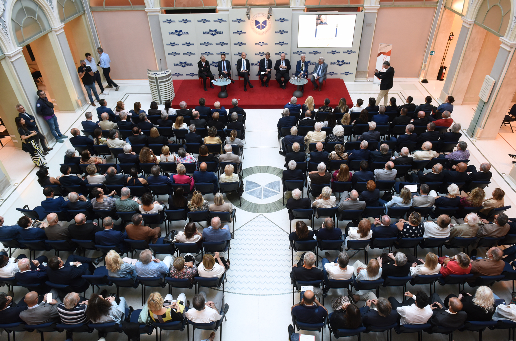 Una veduta dall'alto di Sala Corrado Sforza Fogliani gremita. Fotoservizio Mauro Del Papa