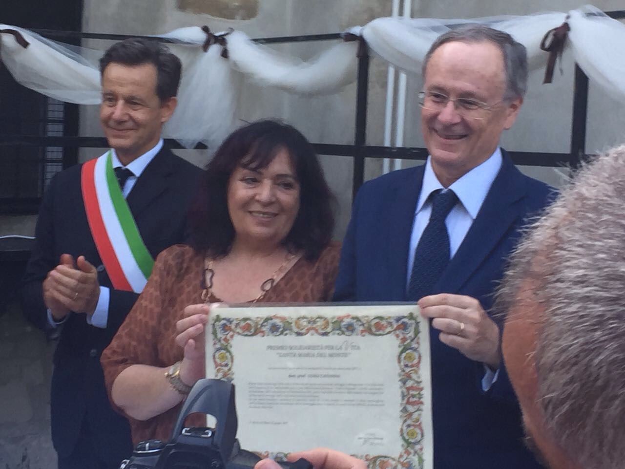 CONSEGNATO AL PROF. LUIGI CAVANNA IL PREMIO SOLIDARIETA' PER LA VITA