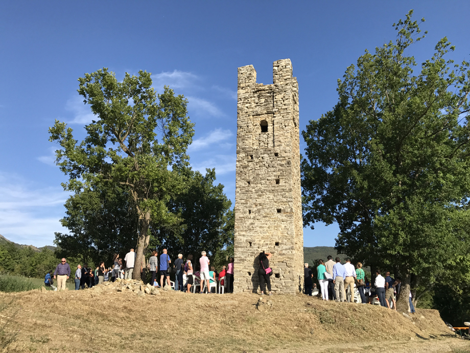 festa ai piedi della Torre di Sant'Antonino