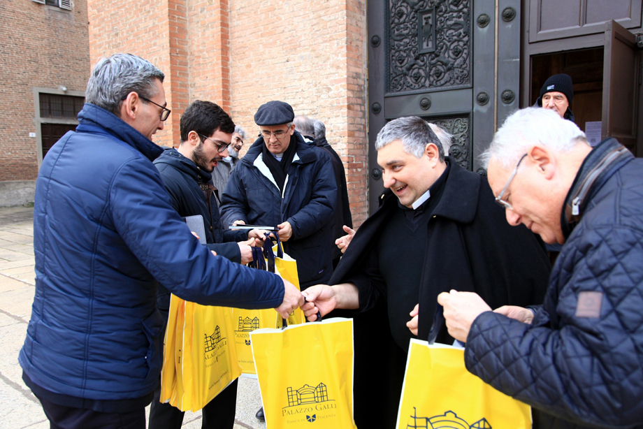 DUE VESCOVI CONTEMPORANEAMENTE ALL'ALTEZZA DEGLI AFFRESCHI DEL PORDENONE