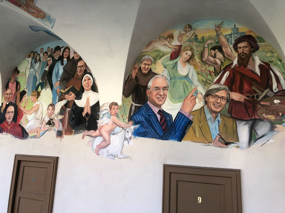 Salita al Pordenone, passaggio di Sgarbi in convento per vedere il suo ritratto nel murales di Pasto