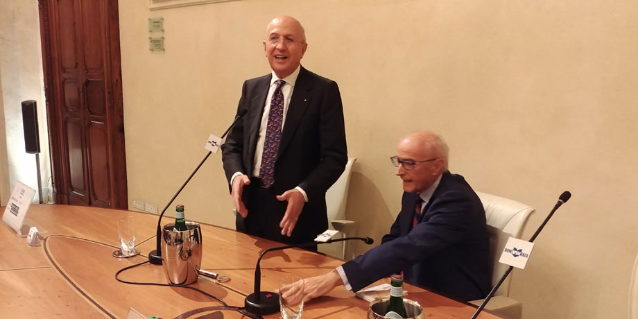 Pubblico numeroso a Palazzo Galli per l'intervento del presidente Abi Patuelli