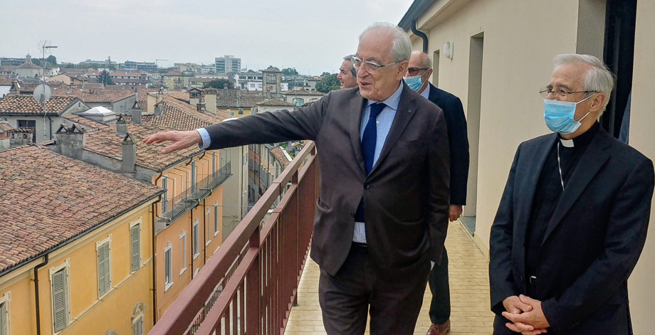 IL VESCOVO AMBROSIO IN VISITA ALLA NOSTRA BANCA