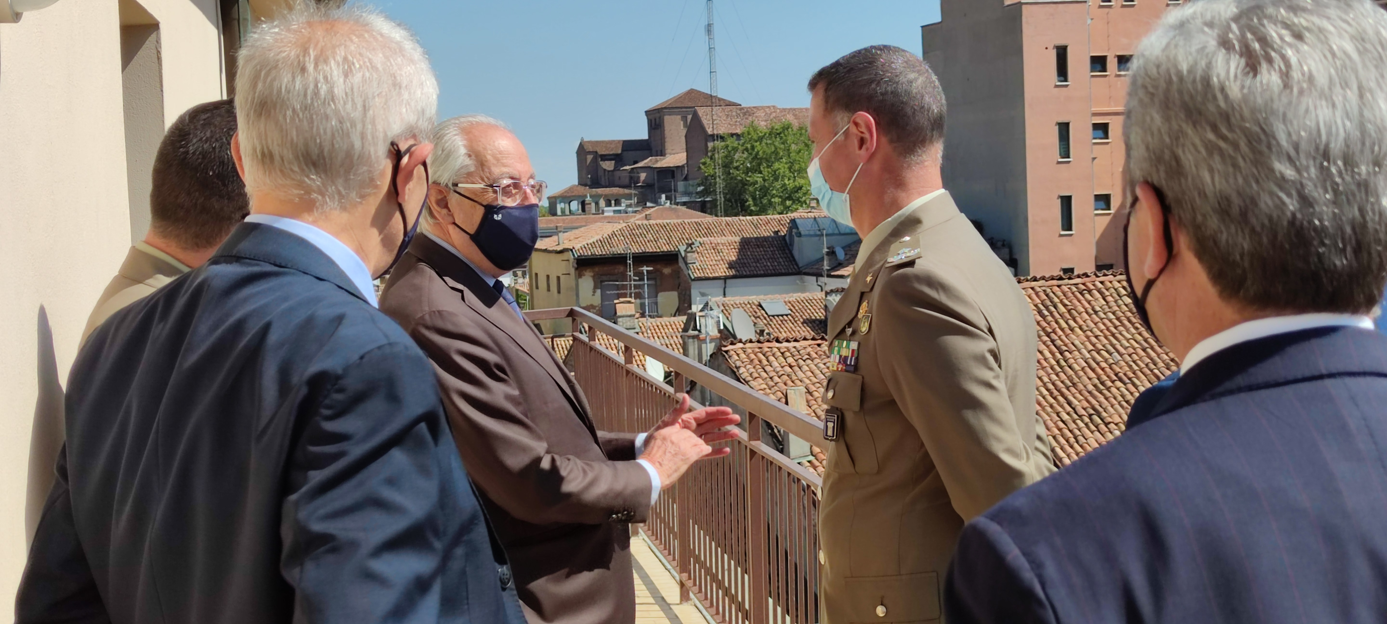 IL GENERALE DURANTE IN VISITA ALLA BANCA