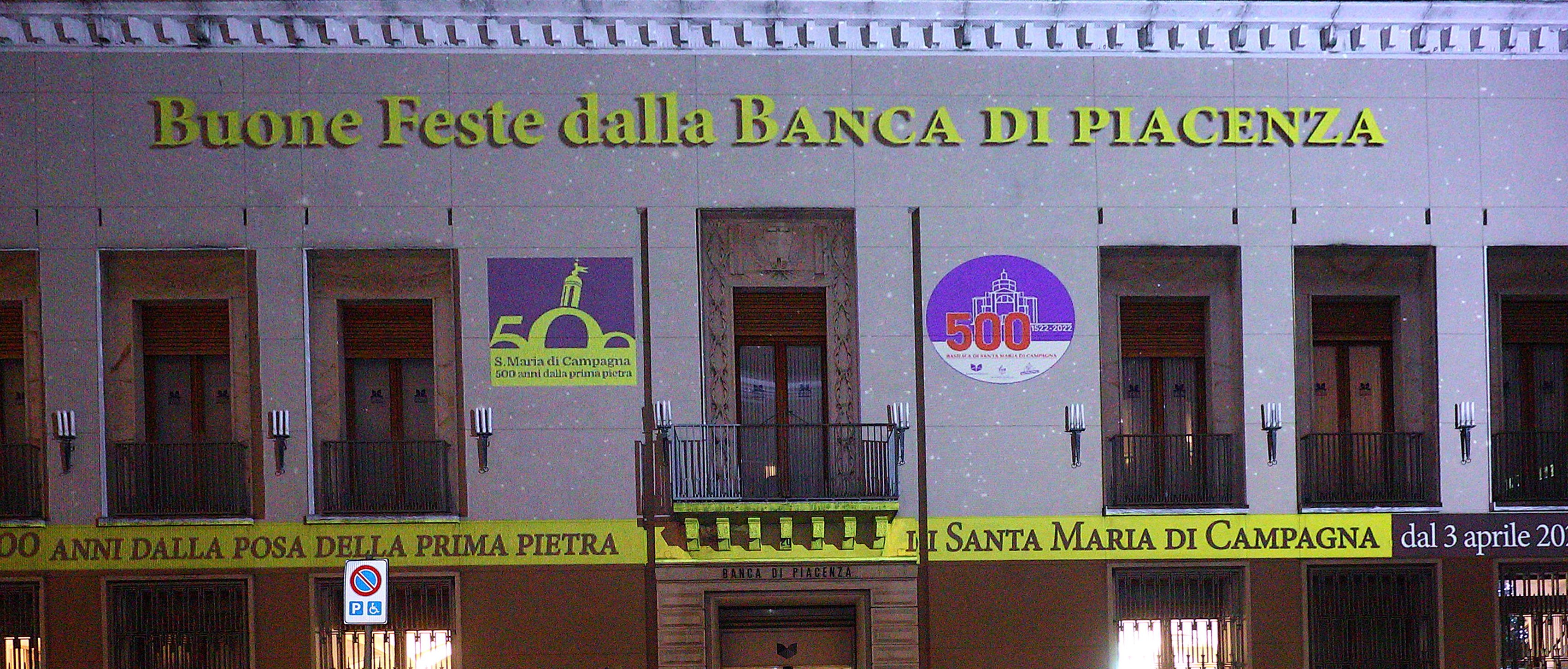 C'E' ANCHE S. MARIA DI CAMPAGNA CON I SUOI 500 ANNI NEGLI AUGURI DI NATALE PROIETTATI SULLA FACCIATA