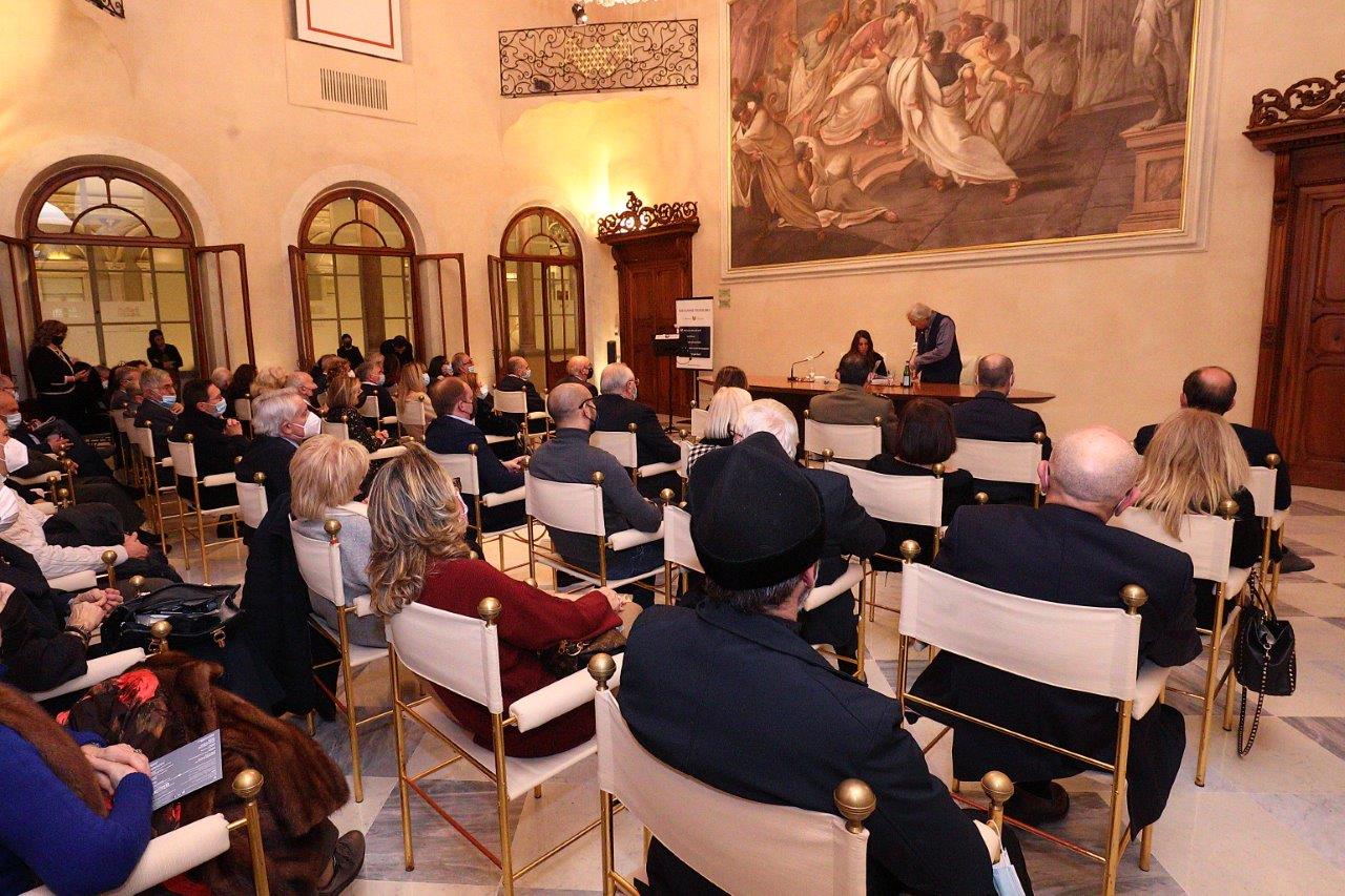 SGARBI: «UNA MOSTRA CHE CI FA CAMMINARE CON NOSTALGIA IN UNA CITTA' CHE IN PARTE NON C'E' PIU'»