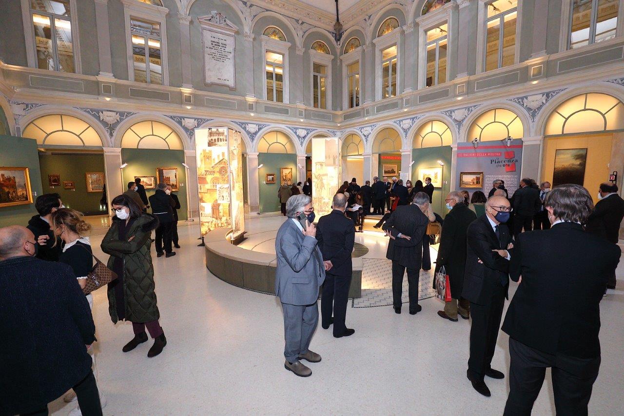 SGARBI: «UNA MOSTRA CHE CI FA CAMMINARE CON NOSTALGIA IN UNA CITTA' CHE IN PARTE NON C'E' PIU'»