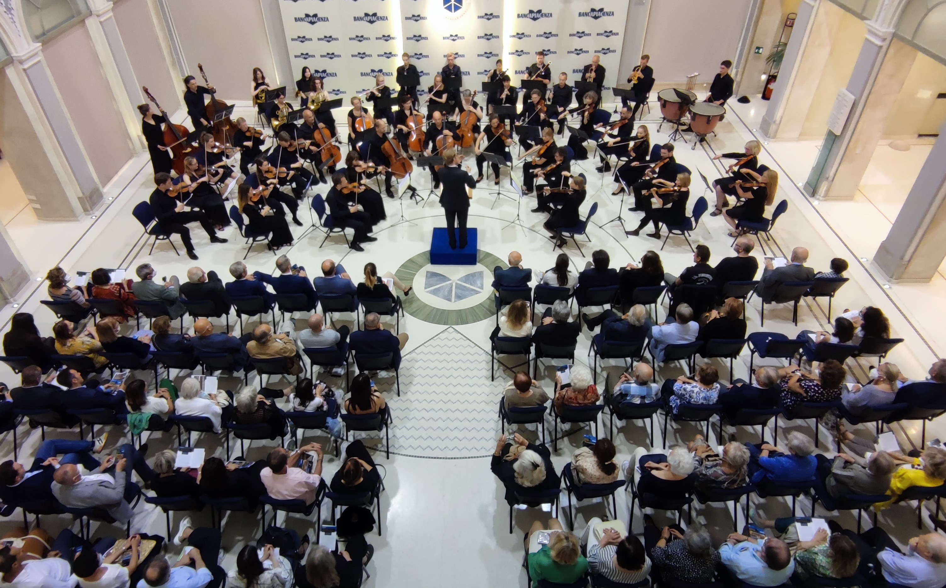 LA FORZA DI BEETHOVEN CONQUISTA IL PALABANCAEVENTI  GRAZIE ALLA HARVESTEHUDER SINFONIEORCHESTER DI A