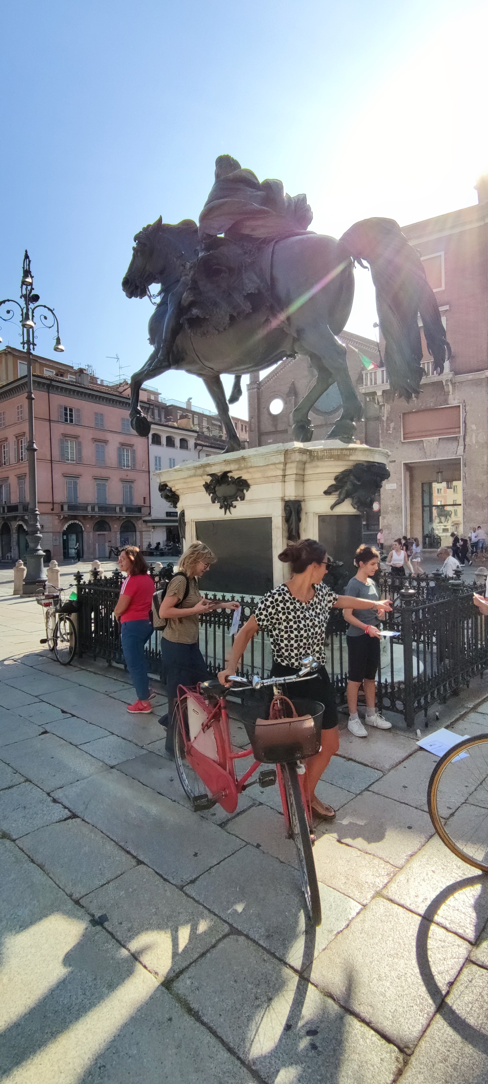 PAPÀ RAFFAELE, CON QUATTRO DEI SUOI SEI FIGLI VINCE LA CACCIA AL TESORO FARNESIANA DELLA BANCA DI PI