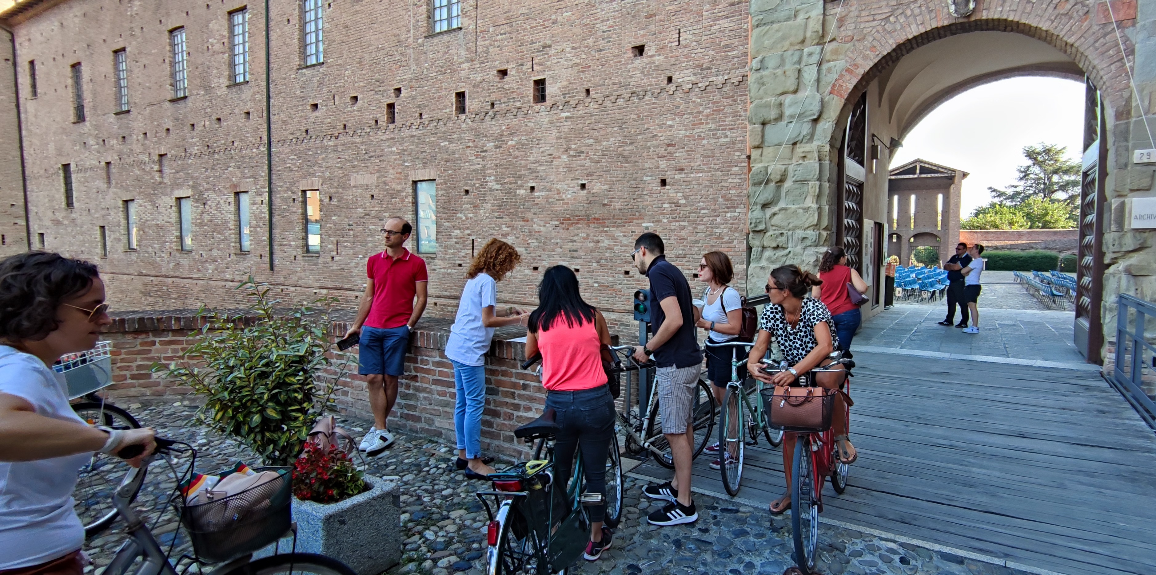 PAPÀ RAFFAELE, CON QUATTRO DEI SUOI SEI FIGLI VINCE LA CACCIA AL TESORO FARNESIANA DELLA BANCA DI PI