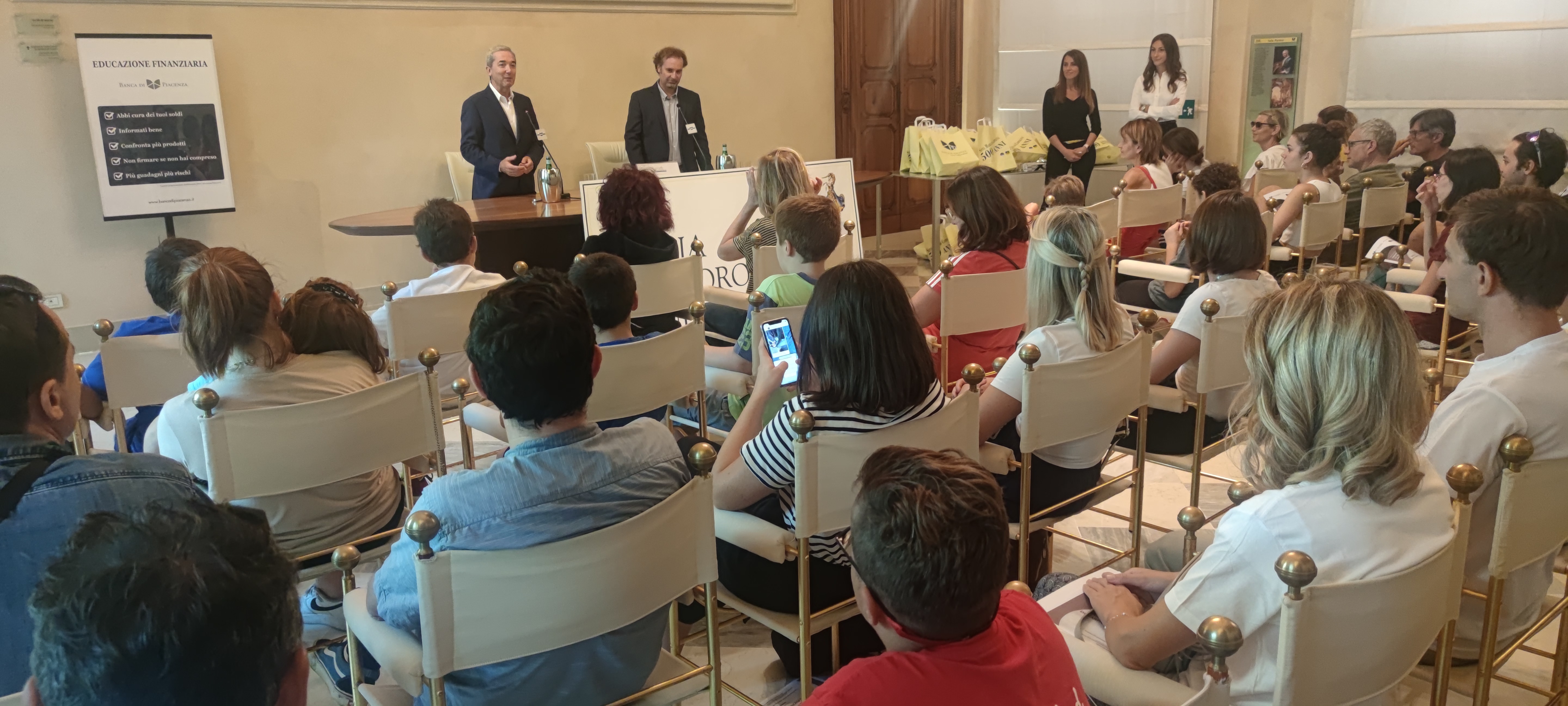 PAPÀ RAFFAELE, CON QUATTRO DEI SUOI SEI FIGLI VINCE LA CACCIA AL TESORO FARNESIANA DELLA BANCA DI PI