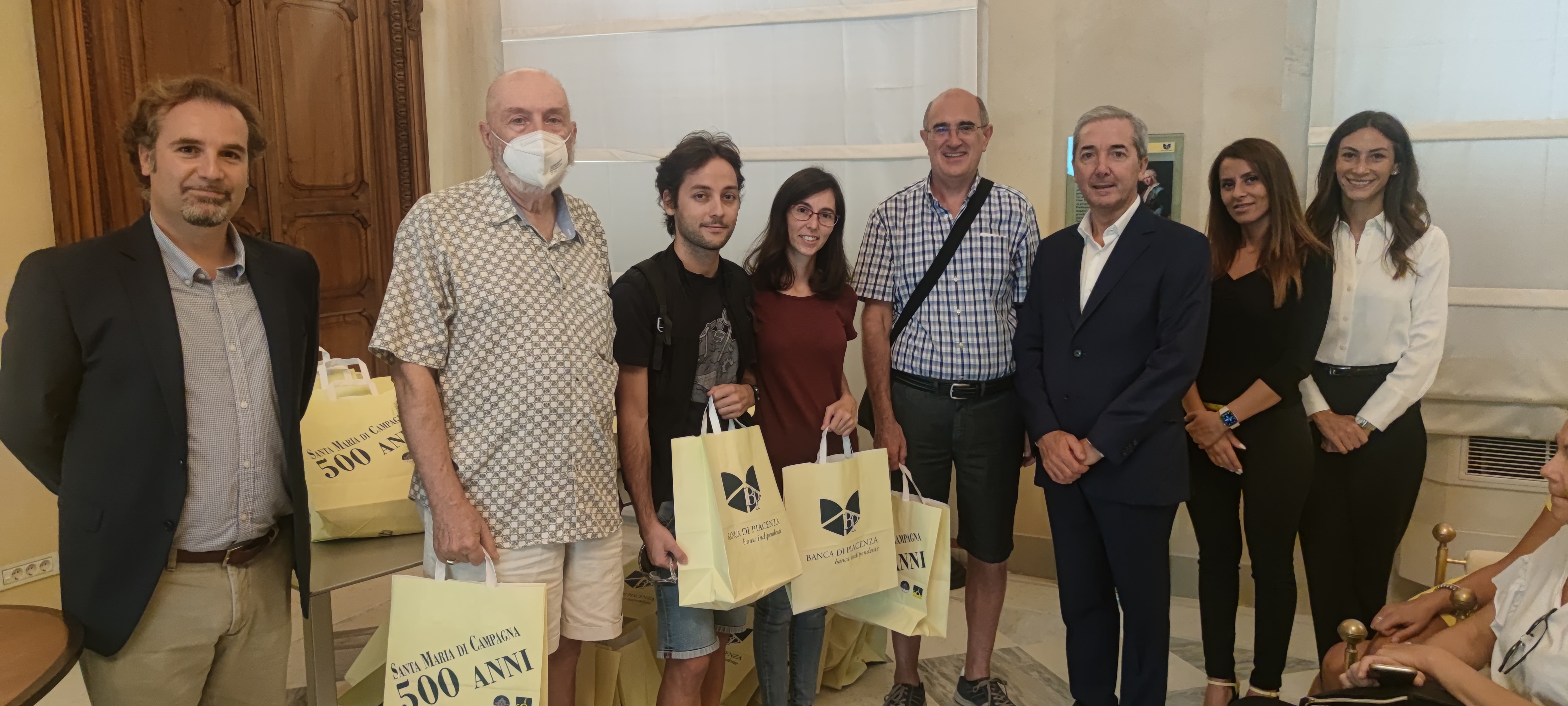 PAPÀ RAFFAELE, CON QUATTRO DEI SUOI SEI FIGLI VINCE LA CACCIA AL TESORO FARNESIANA DELLA BANCA DI PI