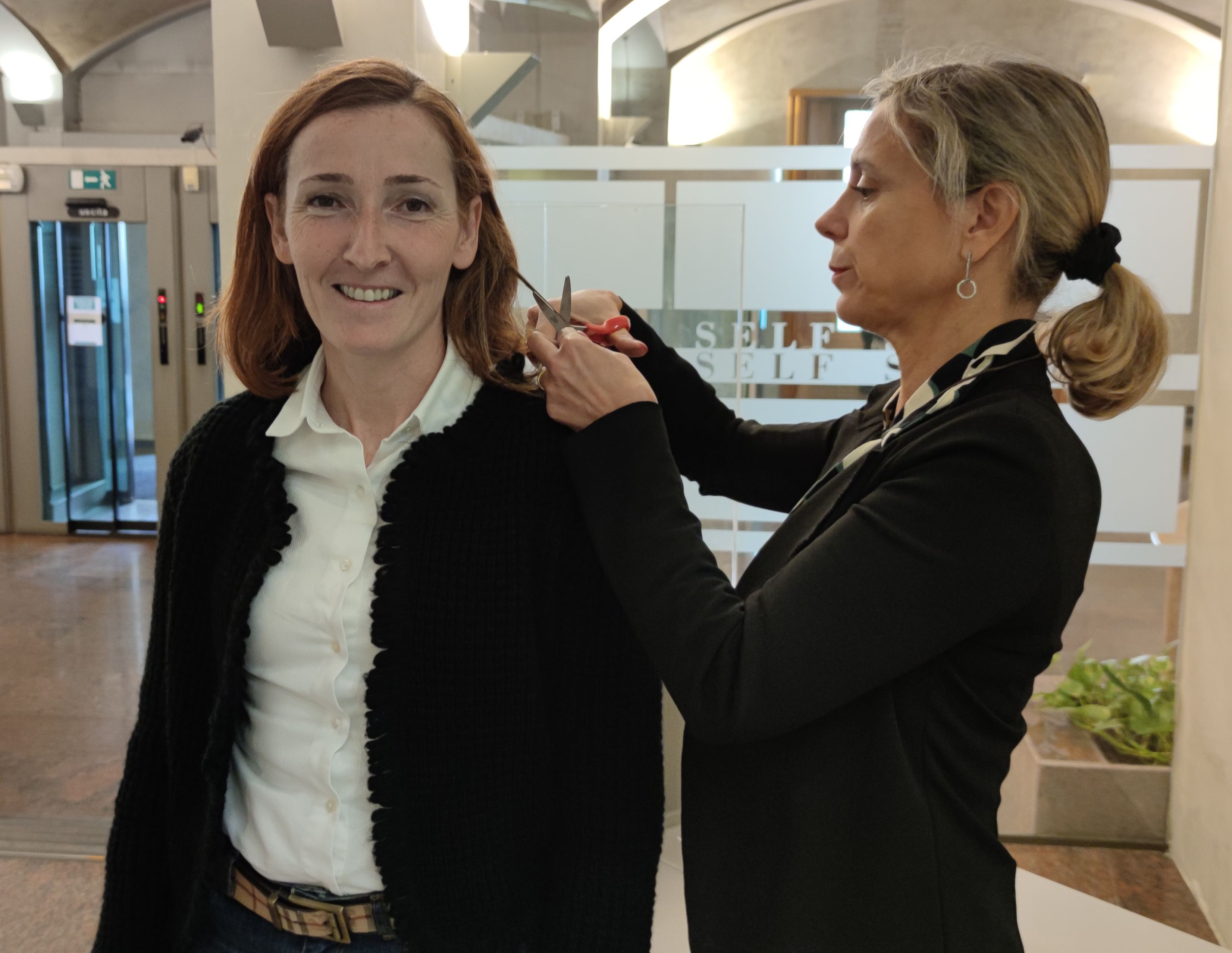 LA PRESIDENTE DELLA PROVINCIA MONICA PATELLI DONA LA CIOCCA DI CAPELLI A SOSTEGNO DELLE DONNE IRANIA