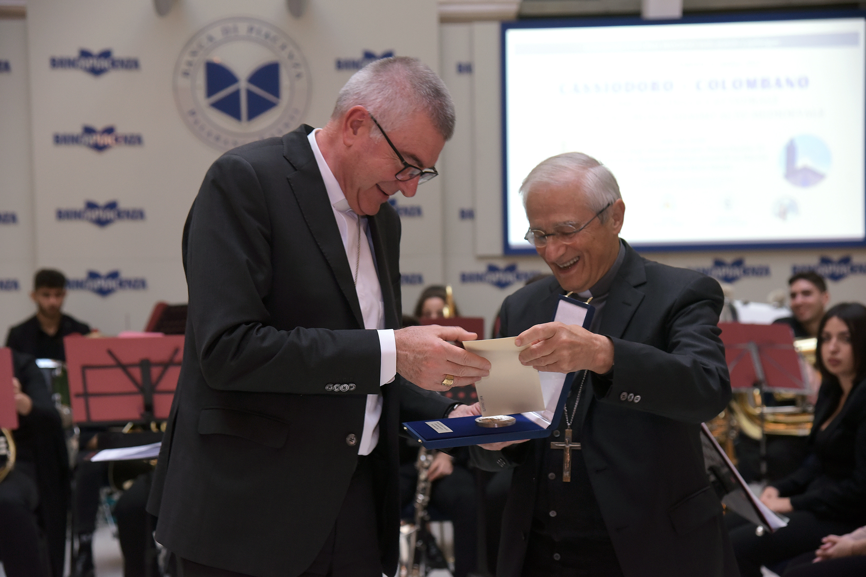 «LA CULTURA SI SALVA DALLA BARBARIE SEGUENDO L'ESEMPIO DI GRANDI UOMINI COME CASSIODORO E COLOMBANO»