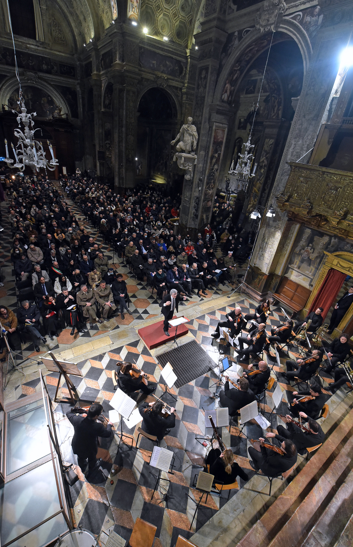 LUNGO APPLAUSO IN OMAGGIO AL PRESIDENTE SFORZA AL TRADIZIONALE CONCERTO DEGLI AUGURI CHE IDEÒ NEL 19