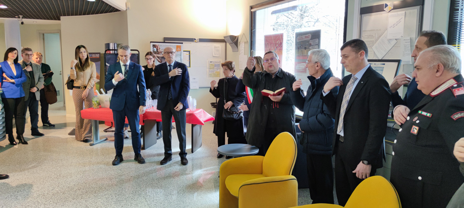 La-benedizione-del-parroco-don-Fabio-Galli_920