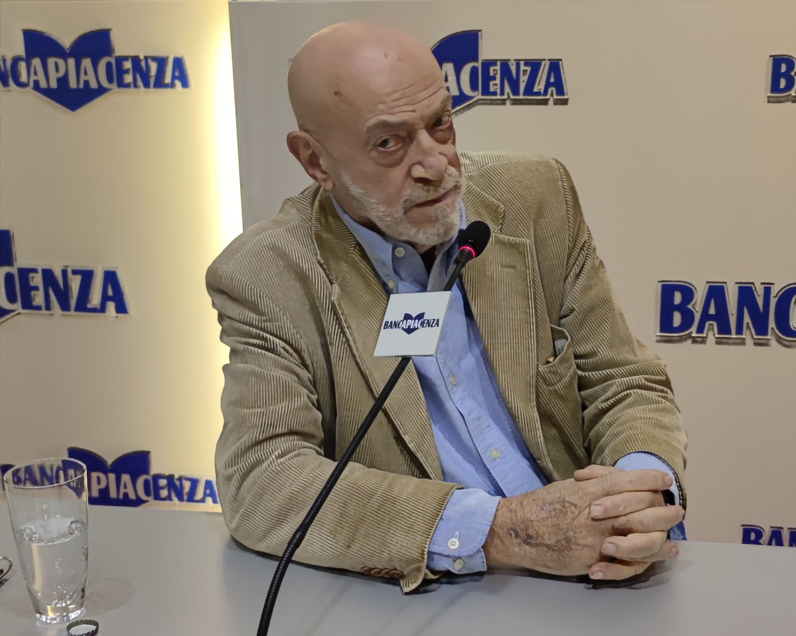 Toni Capuozzo cattura il pubblico del PalabancaEventi