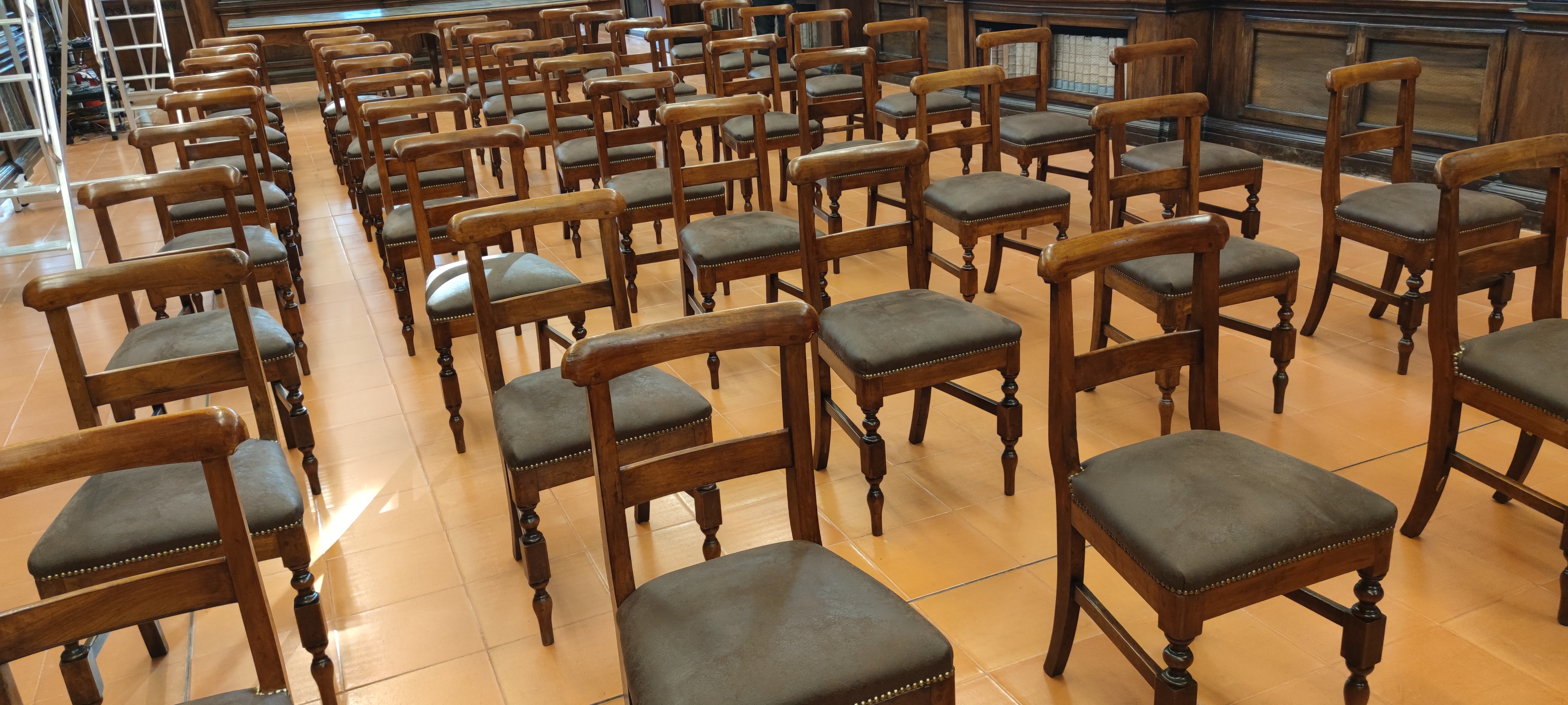 LA BIBLIOTECA SI PREPARA A FESTEGGIARE I 250 ANNI RESTAURATE 67 SEDIE ANTICHE GRAZIE ALLA BANCA