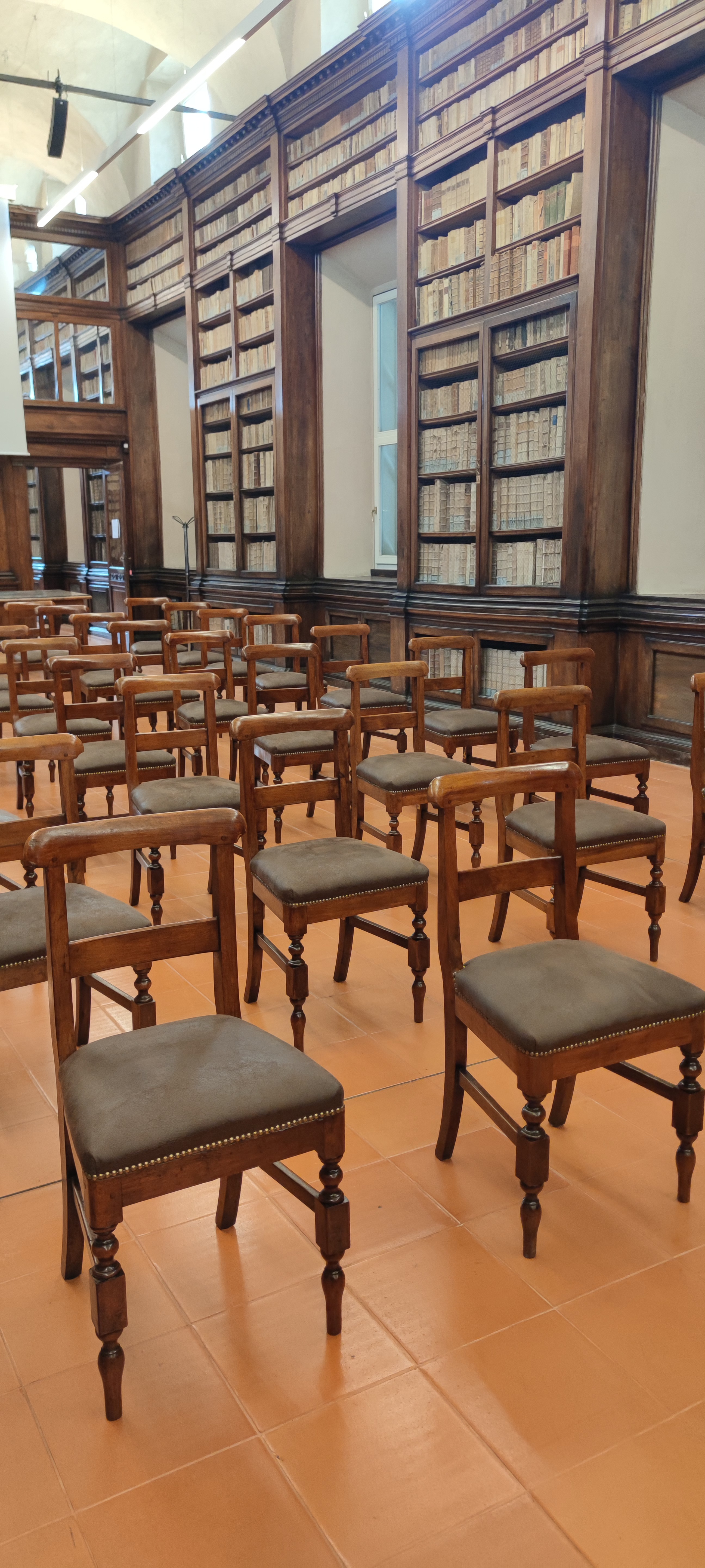 LA BIBLIOTECA SI PREPARA A FESTEGGIARE I 250 ANNI RESTAURATE 67 SEDIE ANTICHE GRAZIE ALLA BANCA