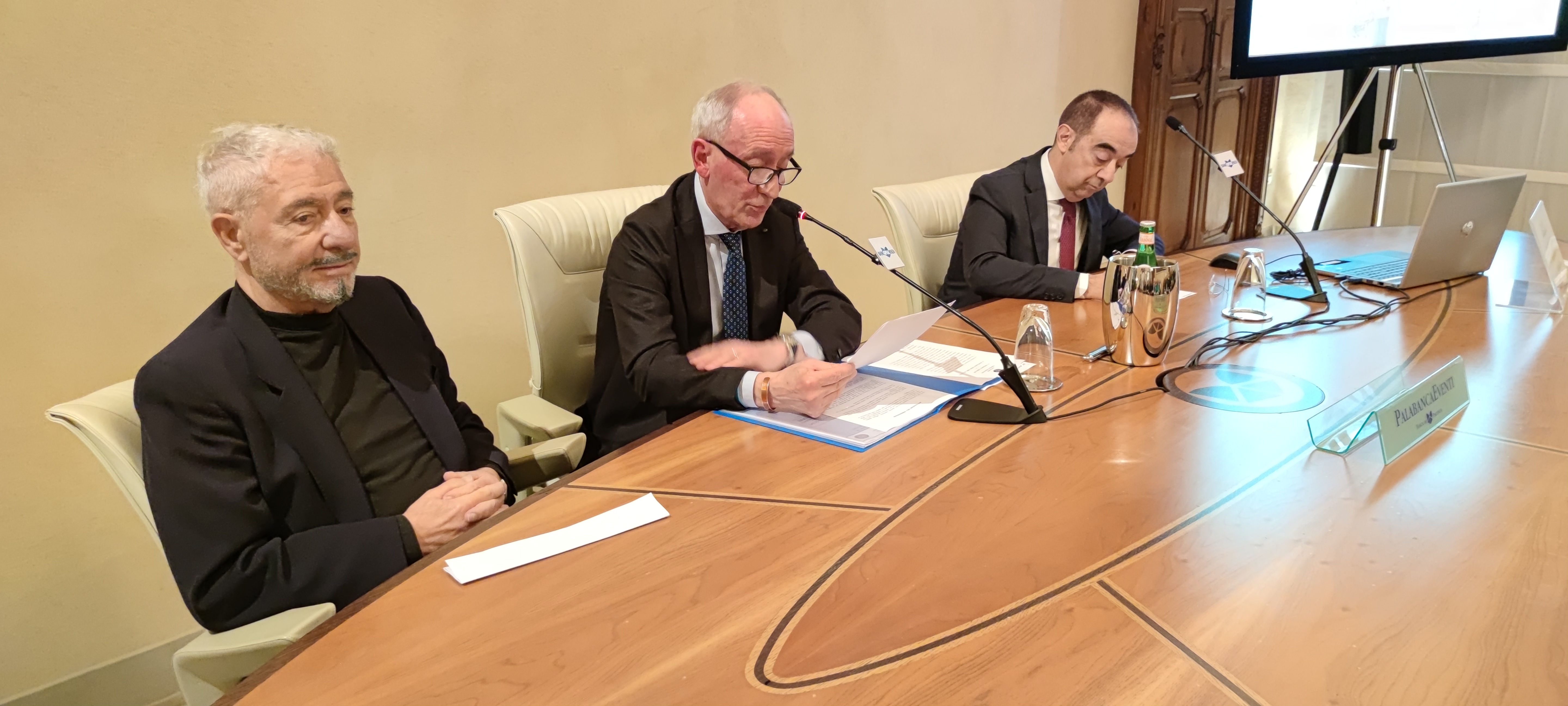 "L'UOMO DELLA PACE" DI SCEPI ALLA BANCA DI PIACENZA PER RENDERE OMAGGIO A CORRADO SFORZA FOGLIANI