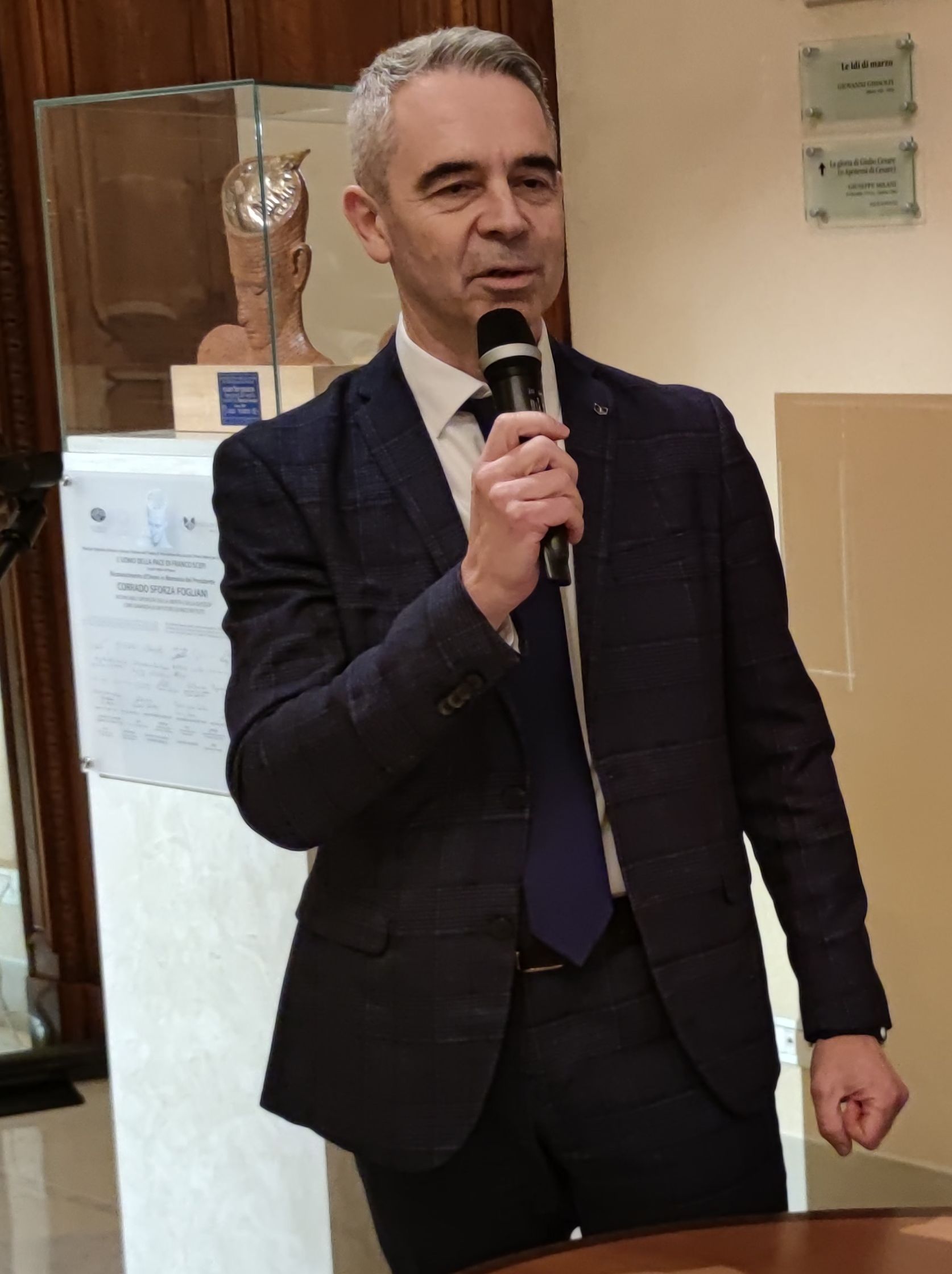 "L'UOMO DELLA PACE" DI SCEPI ALLA BANCA DI PIACENZA PER RENDERE OMAGGIO A CORRADO SFORZA FOGLIANI