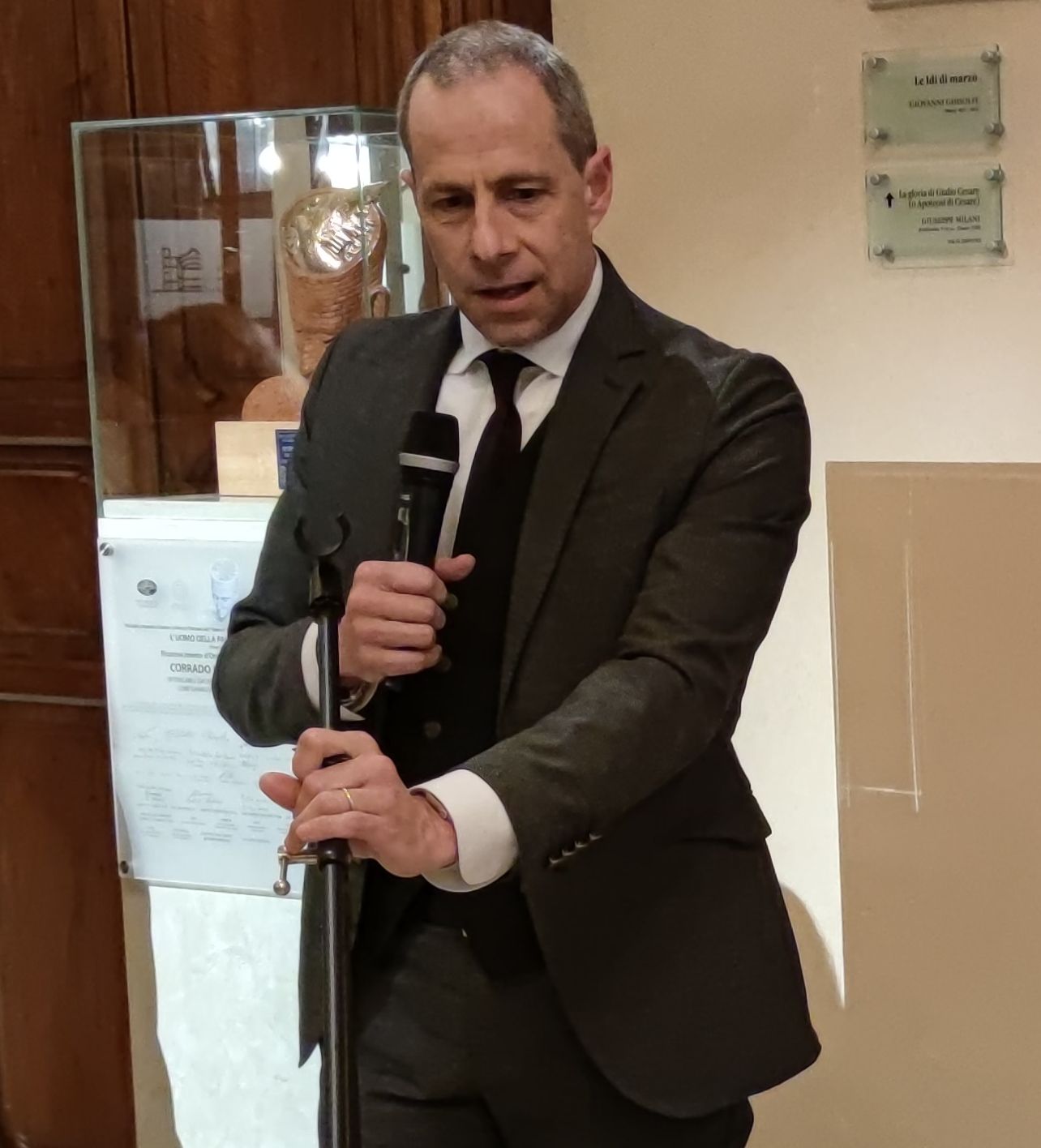 "L'UOMO DELLA PACE" DI SCEPI ALLA BANCA DI PIACENZA PER RENDERE OMAGGIO A CORRADO SFORZA FOGLIANI