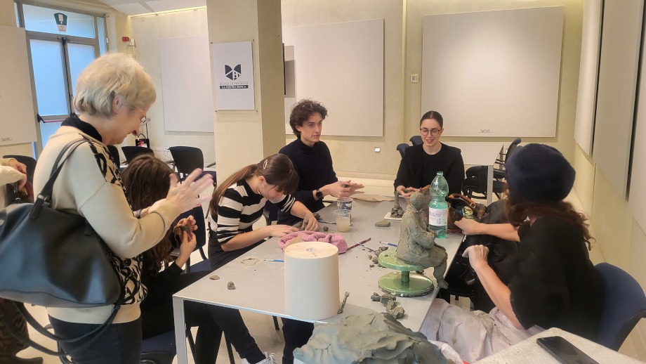 Il corso di scultura con la creta a cura di Paola Foppiani