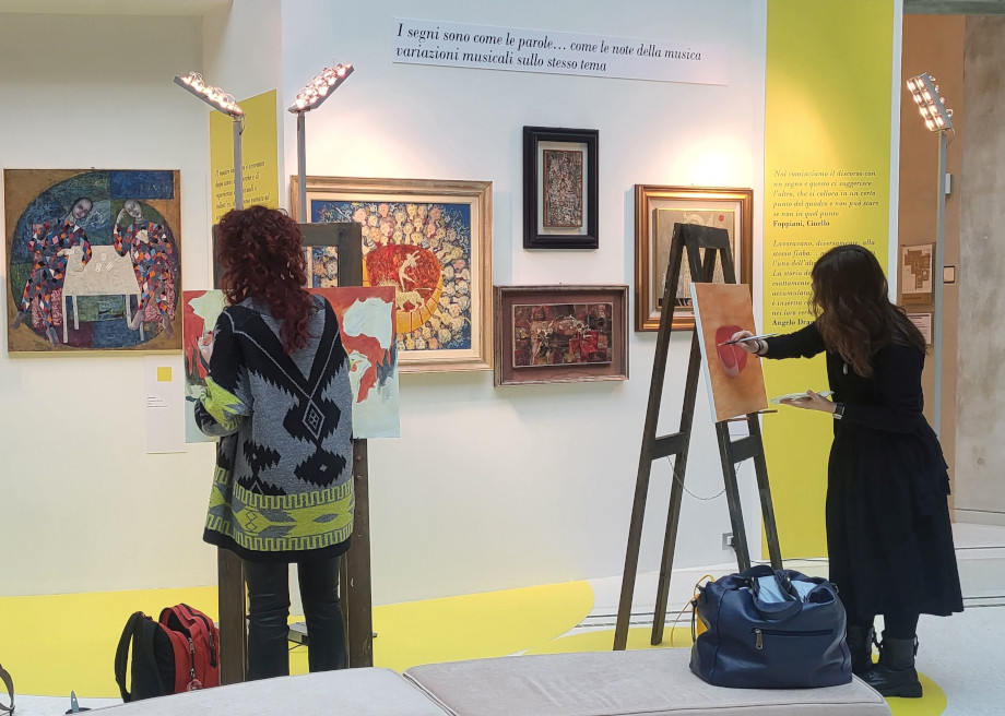 Studenti al lavoro durante un laboratorio di pittura