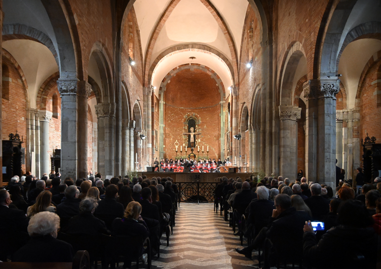 GLI AUGURI DI PASQUA TORNATI IN SAN SAVINO SPLENDIDA CORNICE E BASILICA GREMITA