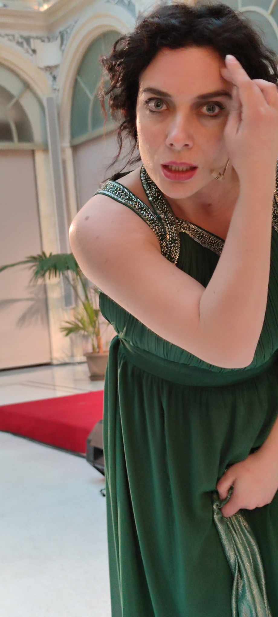 Marta Ossoli in una curiosa espressione durante l'ottima recitazione