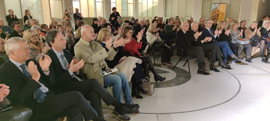 Il publico applaude l'ispirata interpretazione di Manni-Ossoli della storia d'amore tra D'Annunzio e