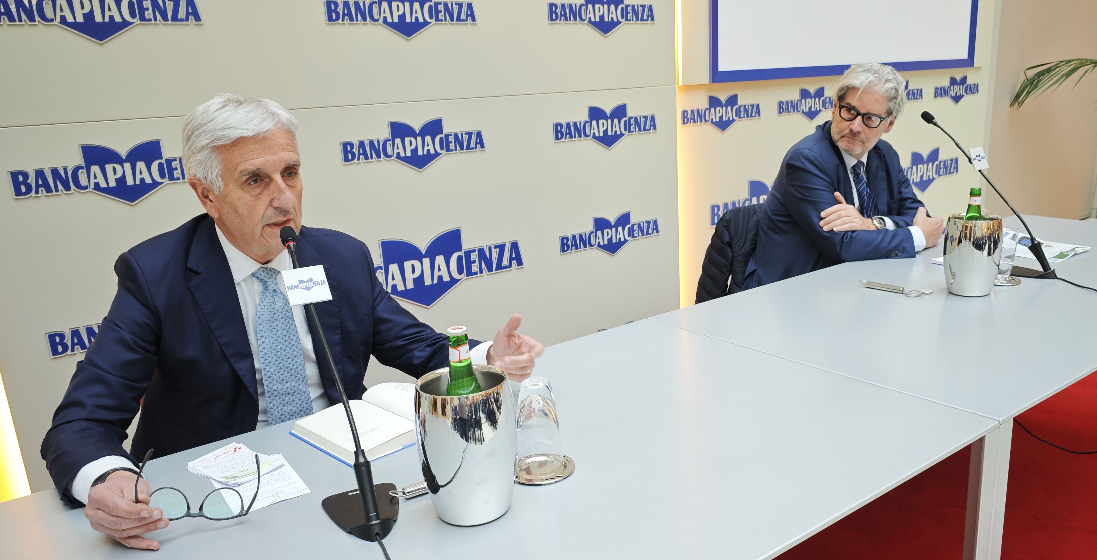 BAGNO DI FOLLA AL PALABANCAEVENTI PER IL CONDUTTORE TV PAOLO DEL DEBBIO