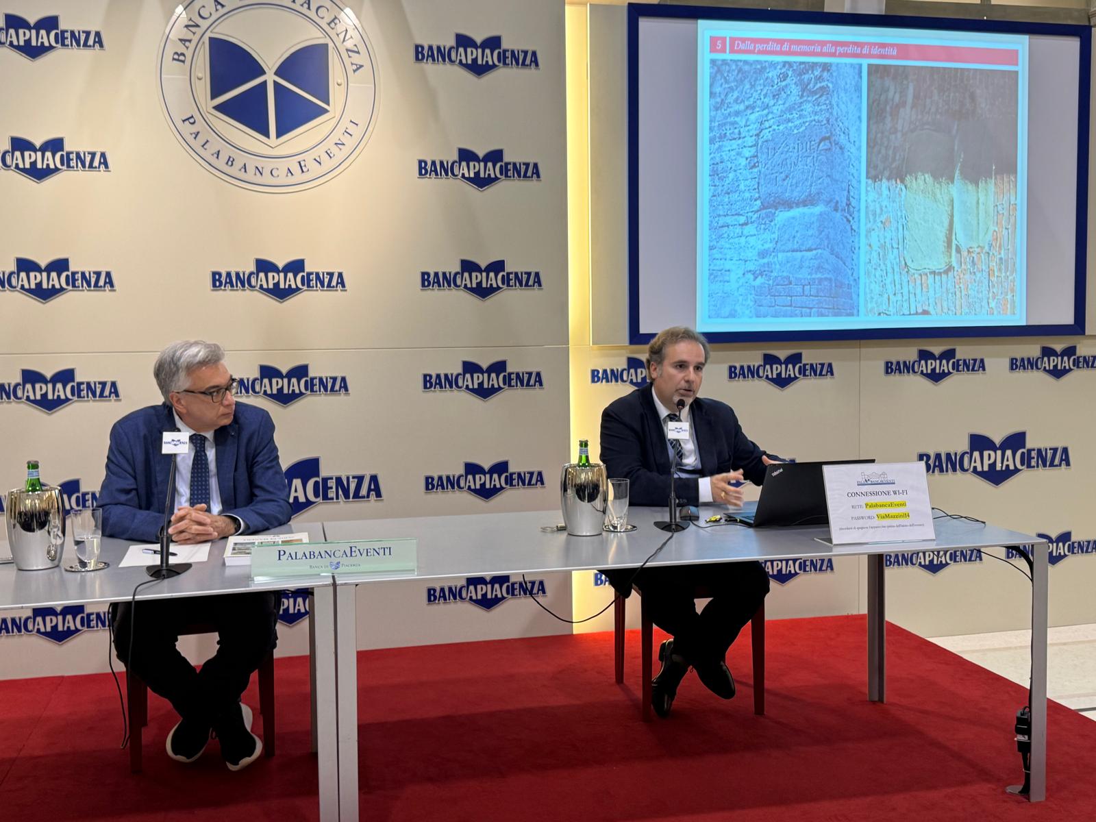 PALABANCAEVENTI AFFOLLATO PER LA PRESENTAZIONE DEL VOLUME "SCRIPTA MANENT" EDITO DALLA NOSTRA BANCA