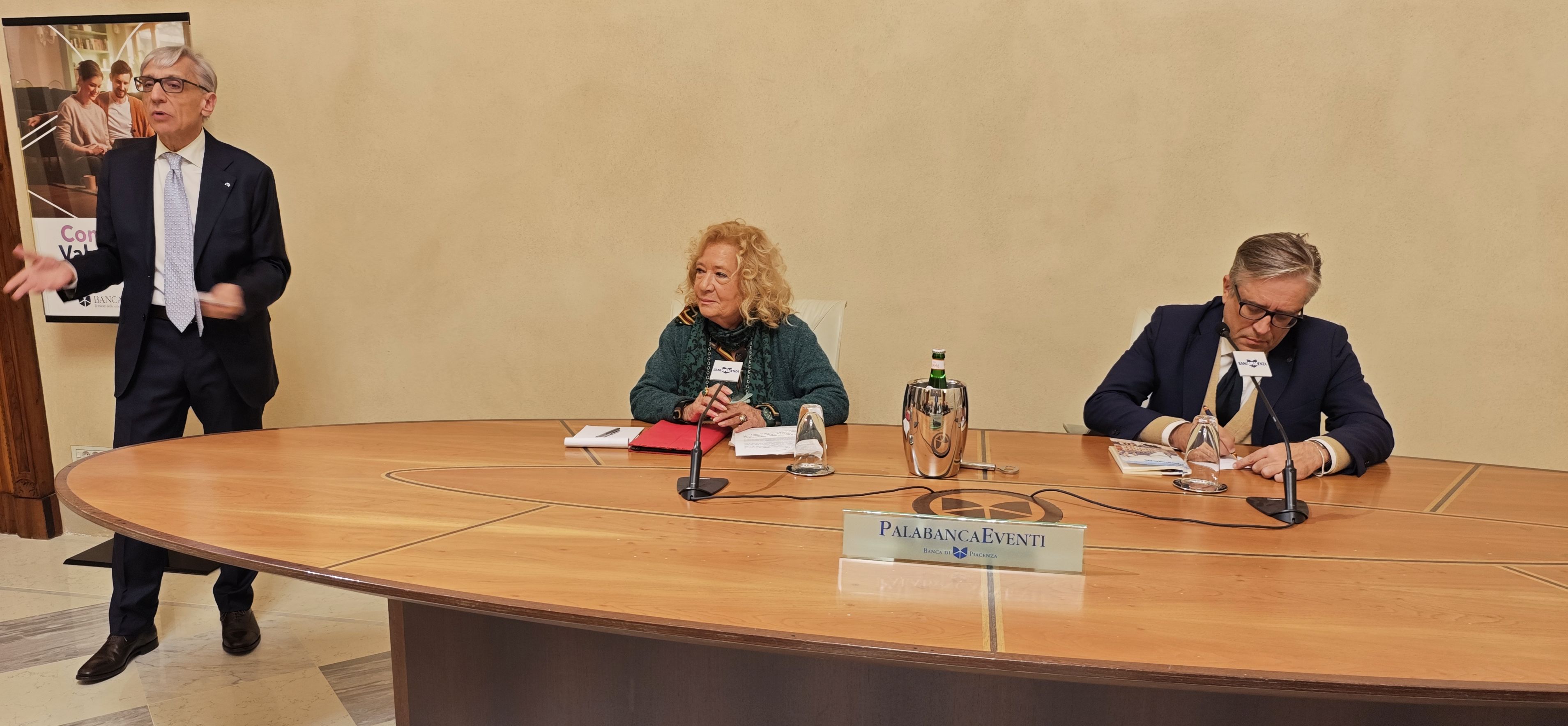 PRESENTATO AL PALABANCAEVENTI IL LIBRO DI ALBERTO DE BONNET L'ON. MUSCARDINI: «SUL FRONTE INTERNAZIO