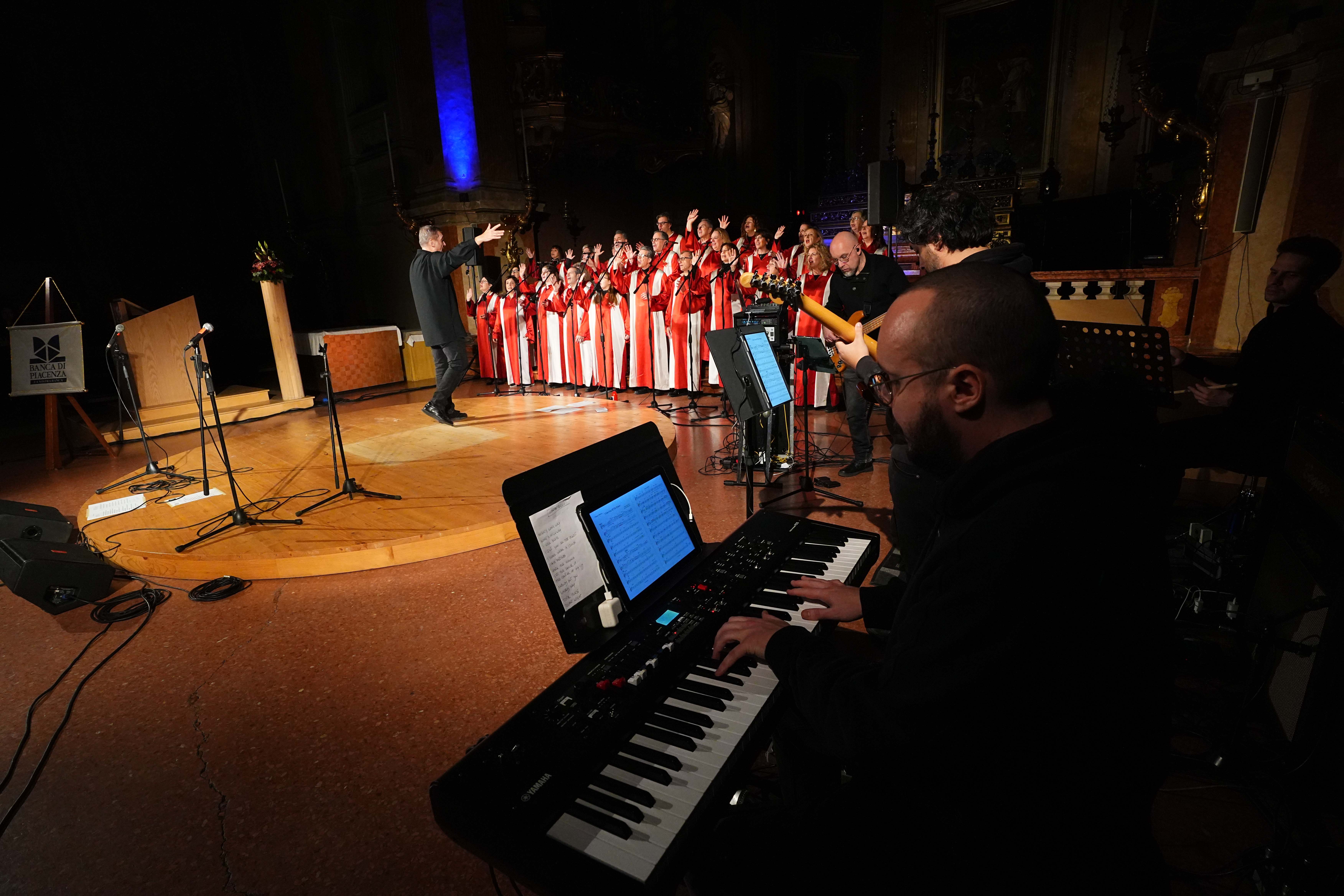 Auguri in musica (gospel) e solidarietà per il Natale Banca di Piacenza a Reggio Emilia