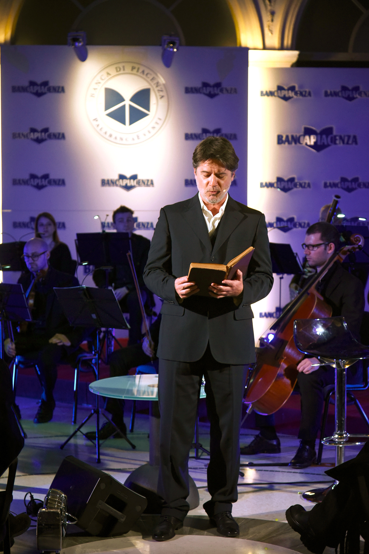 EMOZIONE E APPLAUSI AL PALABANCAEVENTI CON MANZONI IN RICORDO DI CORRADO SFORZA FOGLIANI