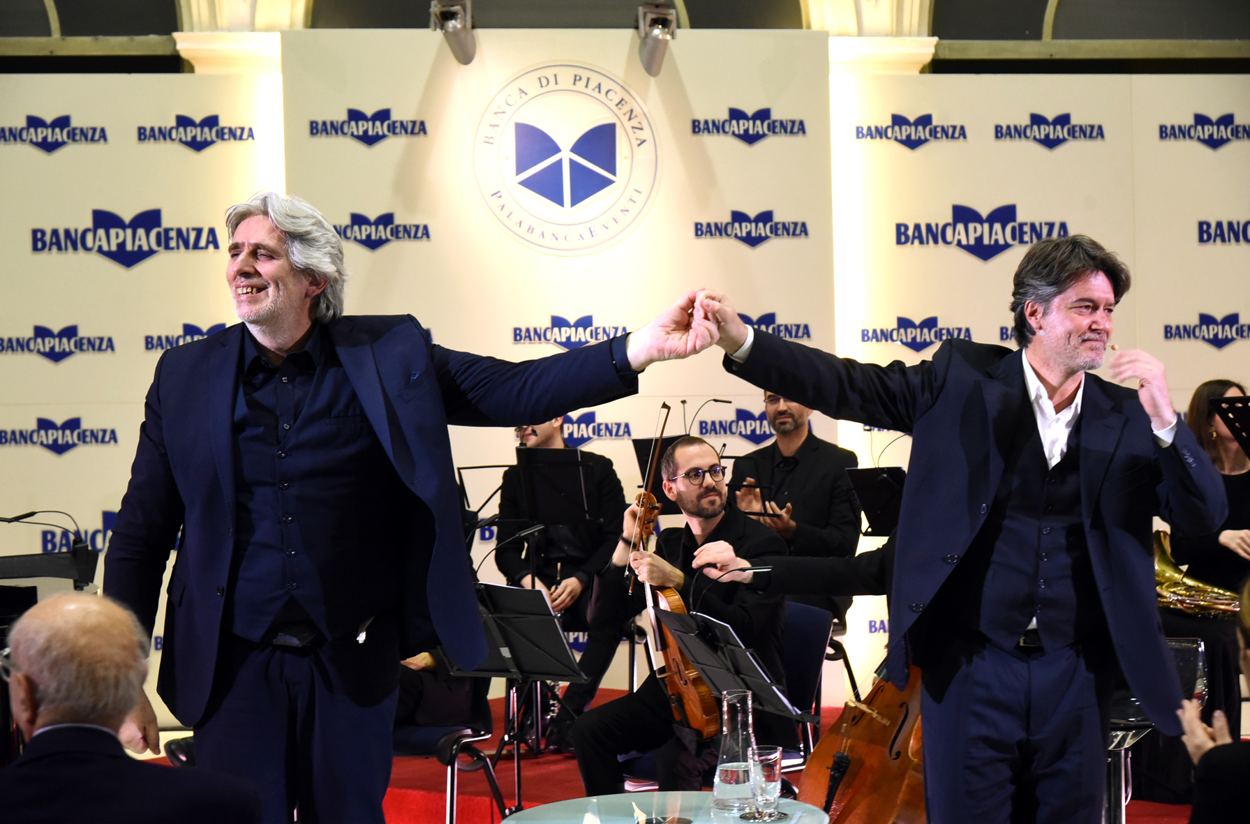 EMOZIONE E APPLAUSI AL PALABANCAEVENTI CON MANZONI IN RICORDO DI CORRADO SFORZA FOGLIANI