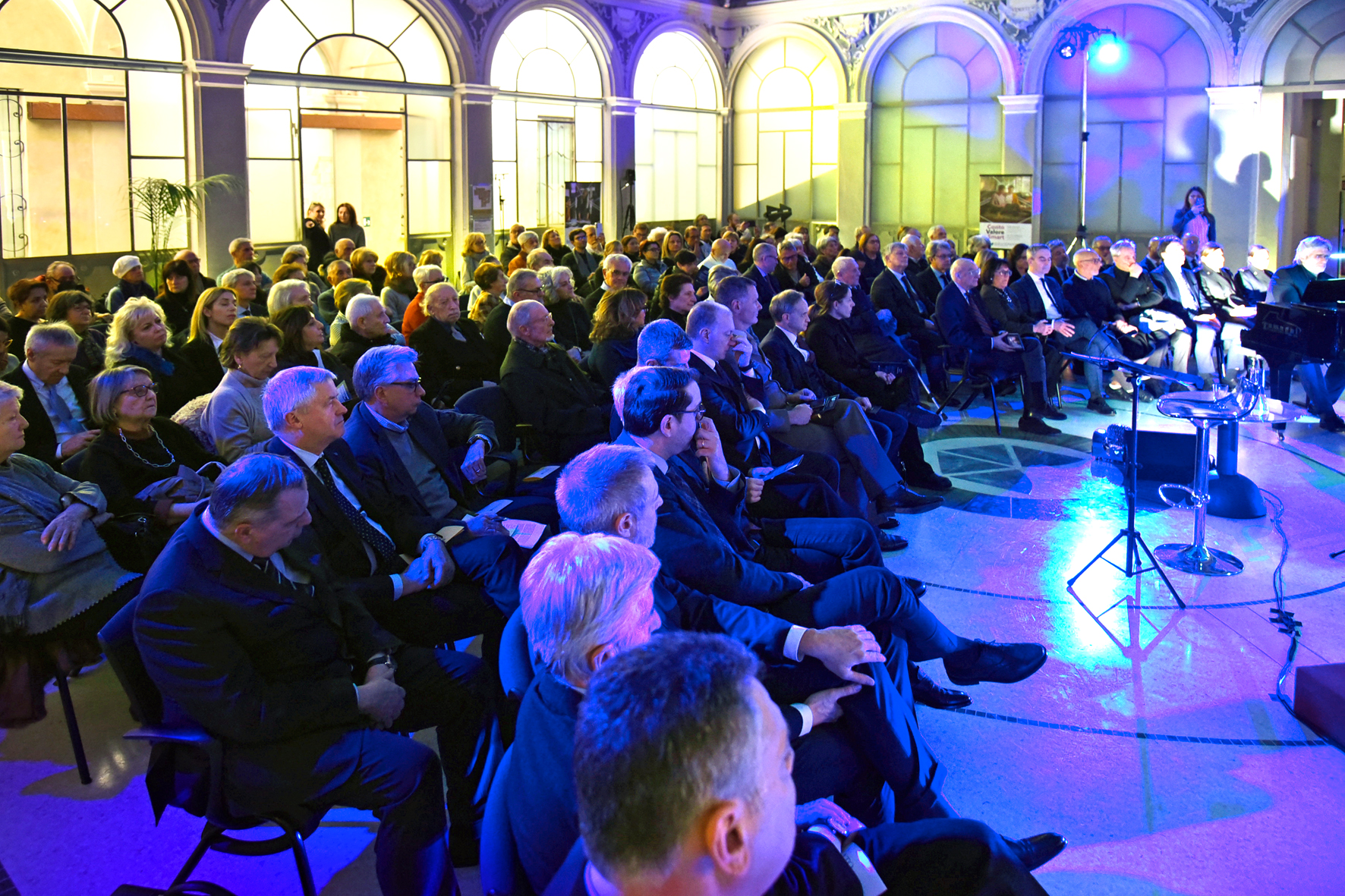 EMOZIONE E APPLAUSI AL PALABANCAEVENTI CON MANZONI IN RICORDO DI CORRADO SFORZA FOGLIANI