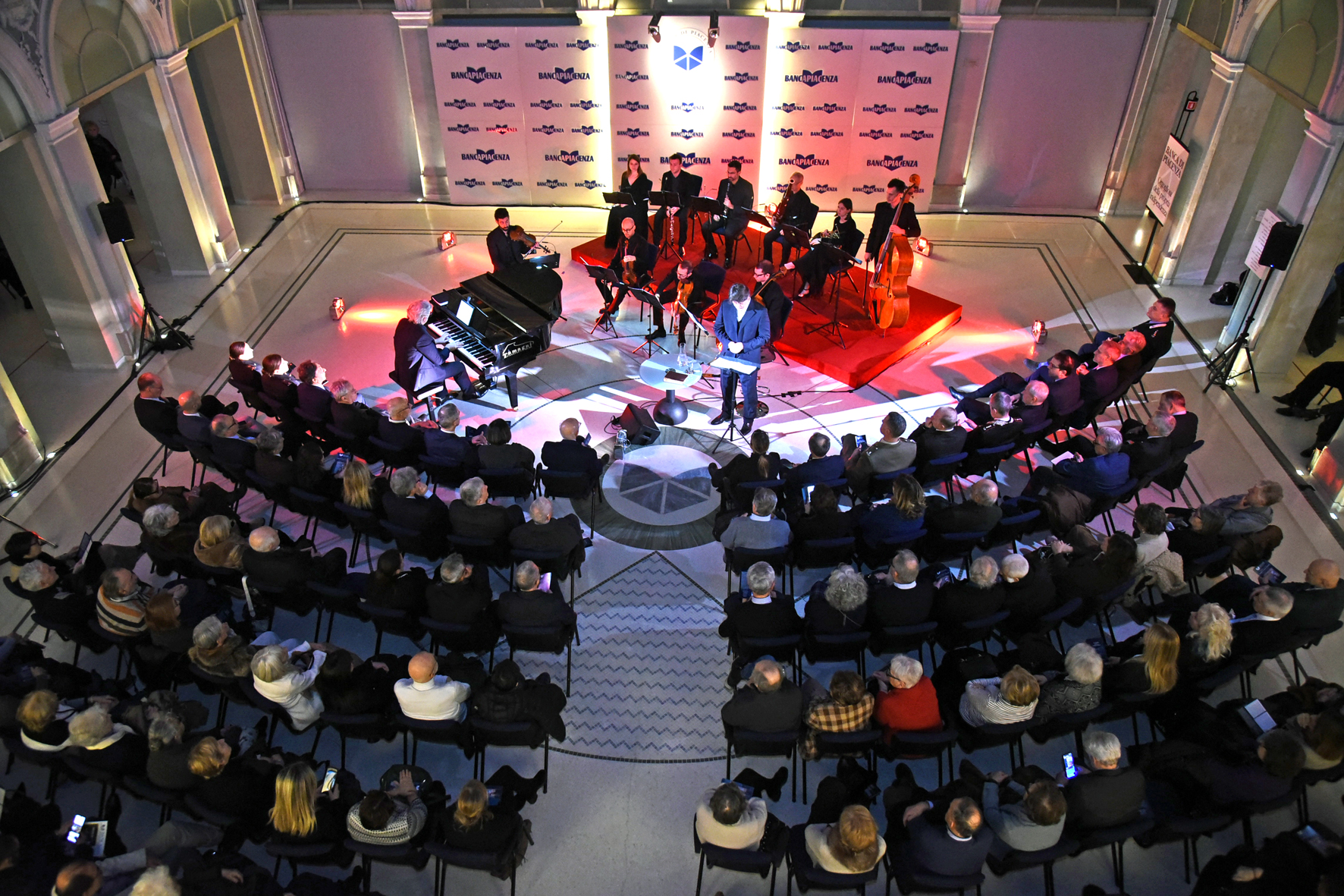 EMOZIONE E APPLAUSI AL PALABANCAEVENTI CON MANZONI IN RICORDO DI CORRADO SFORZA FOGLIANI