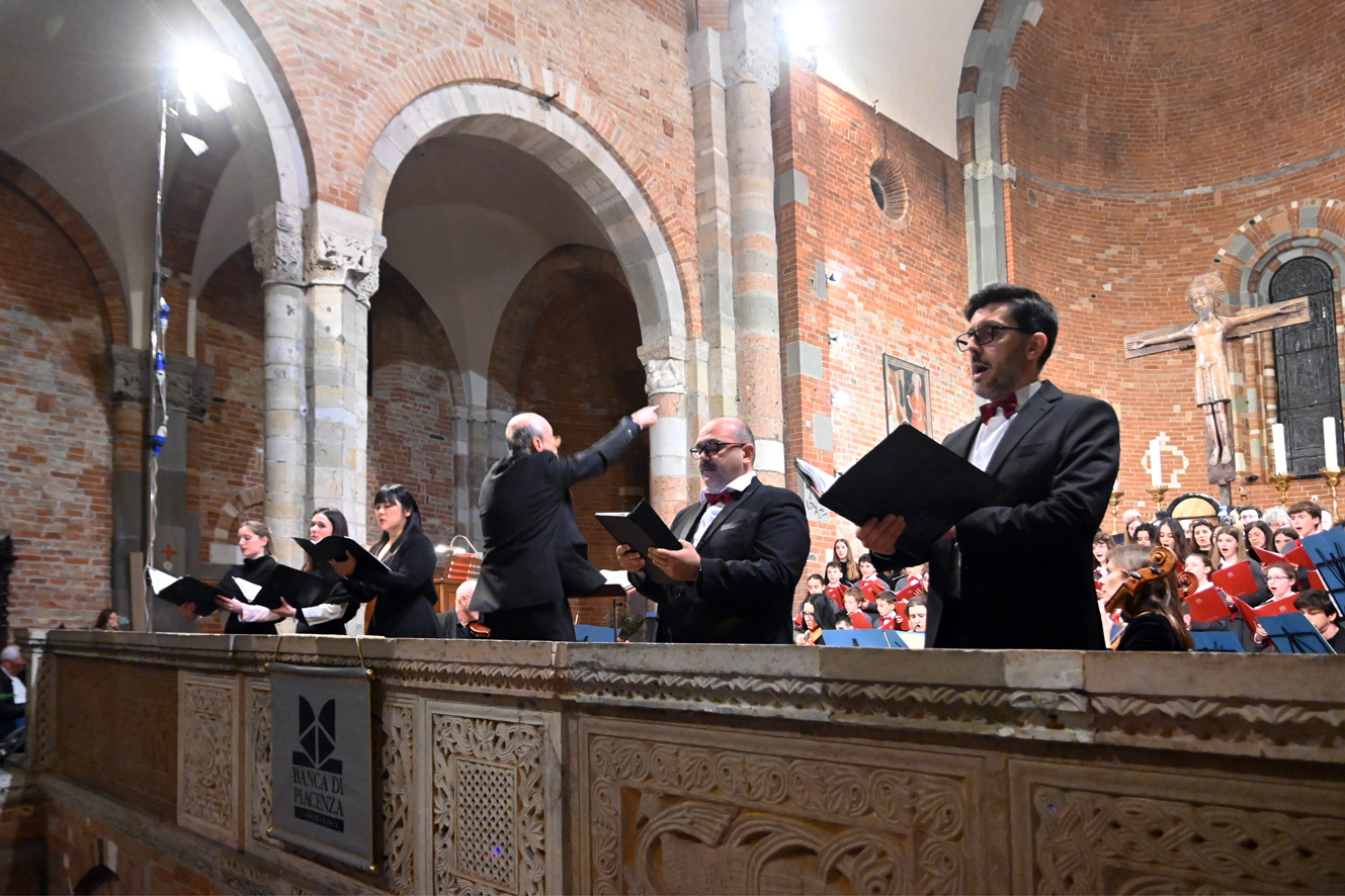 GLI AUGURI DI PASQUA BATTONO ANCHE IL MALTEMPO S. SAVINO GREMITA PER IL CONCERTO DELLA BANCA