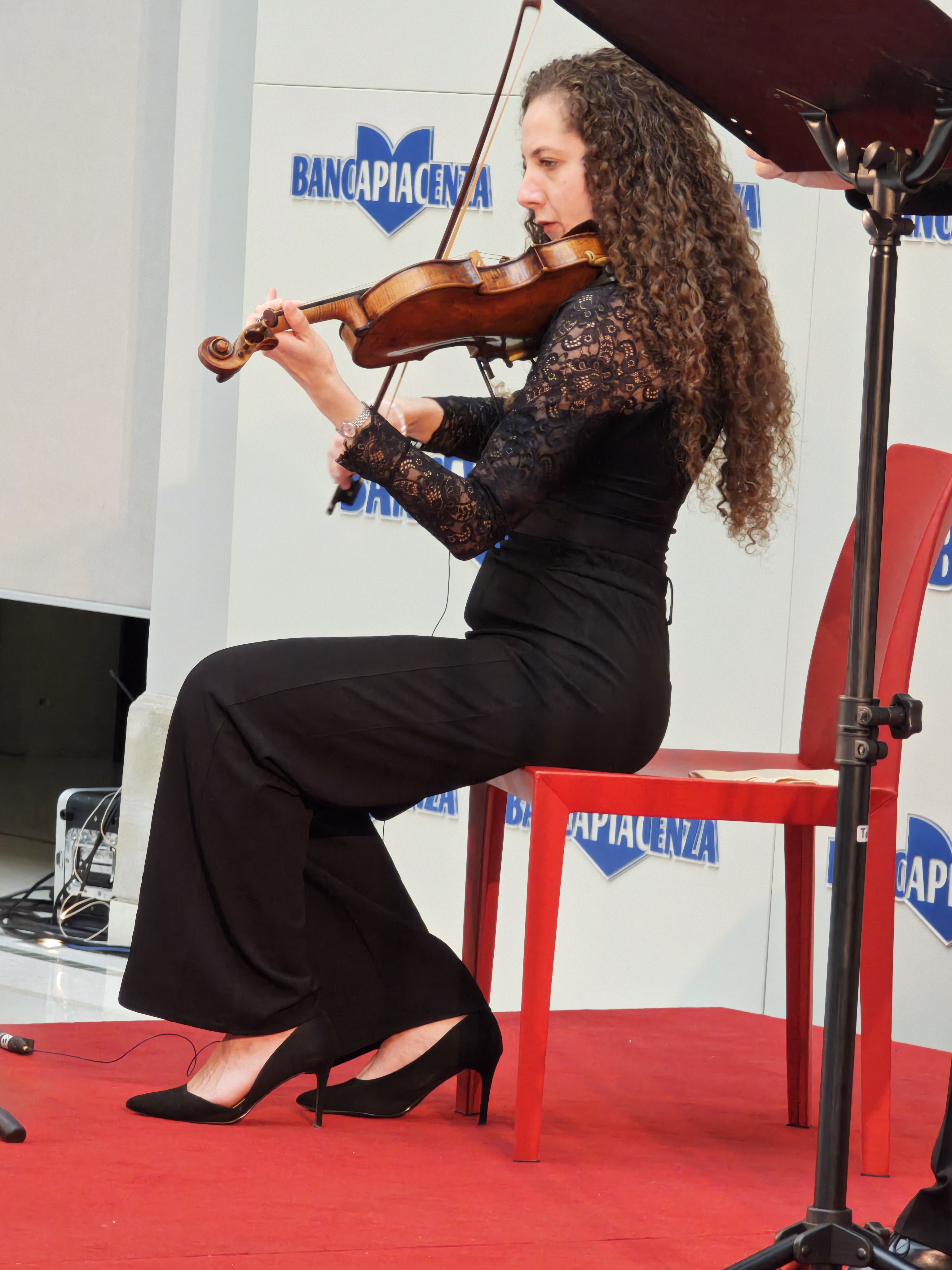 FORZA, POTENZA E BELLEZZA: MANNI E OSSOLI CONQUISTANO IL PUBBLICO CON I CANTI DI LEOPARDI